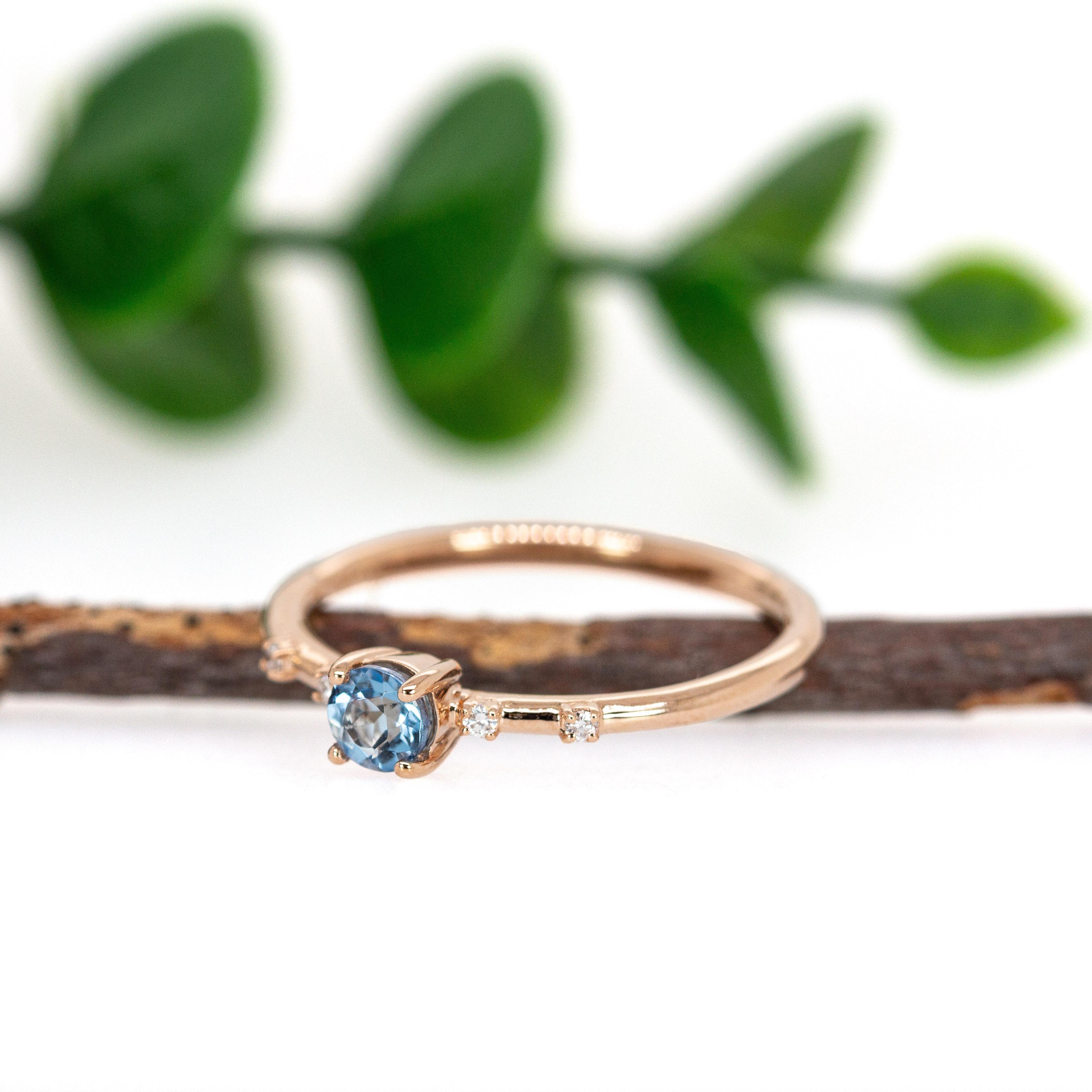 Delicado Anillo de Aguamarina Santa María con Detalles de Diamantes Naturales en Oro Rosa de 14K Corte redondo en venta
