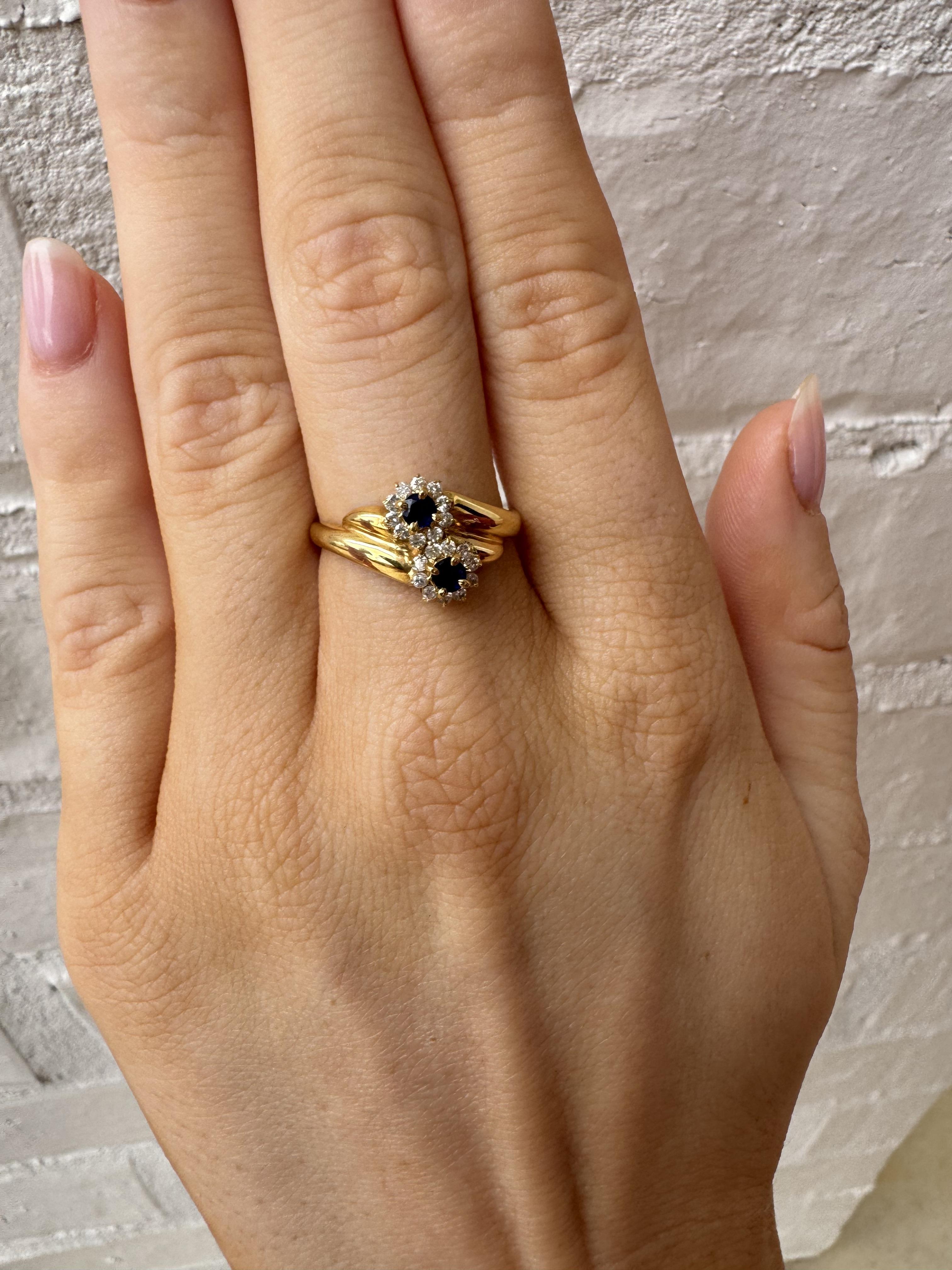 Nous adorons cette bague unique !

Détails de l'anneau
MATERIAL : Or jaune 18K
Largeur de la tête : 10,1 mm
Hauteur de la tête : 4,6 mm
Poids : 2,6 grammes
Taille du doigt : 7 1/2
Sur demande, les dimensions peuvent être augmentées.

Accentué par