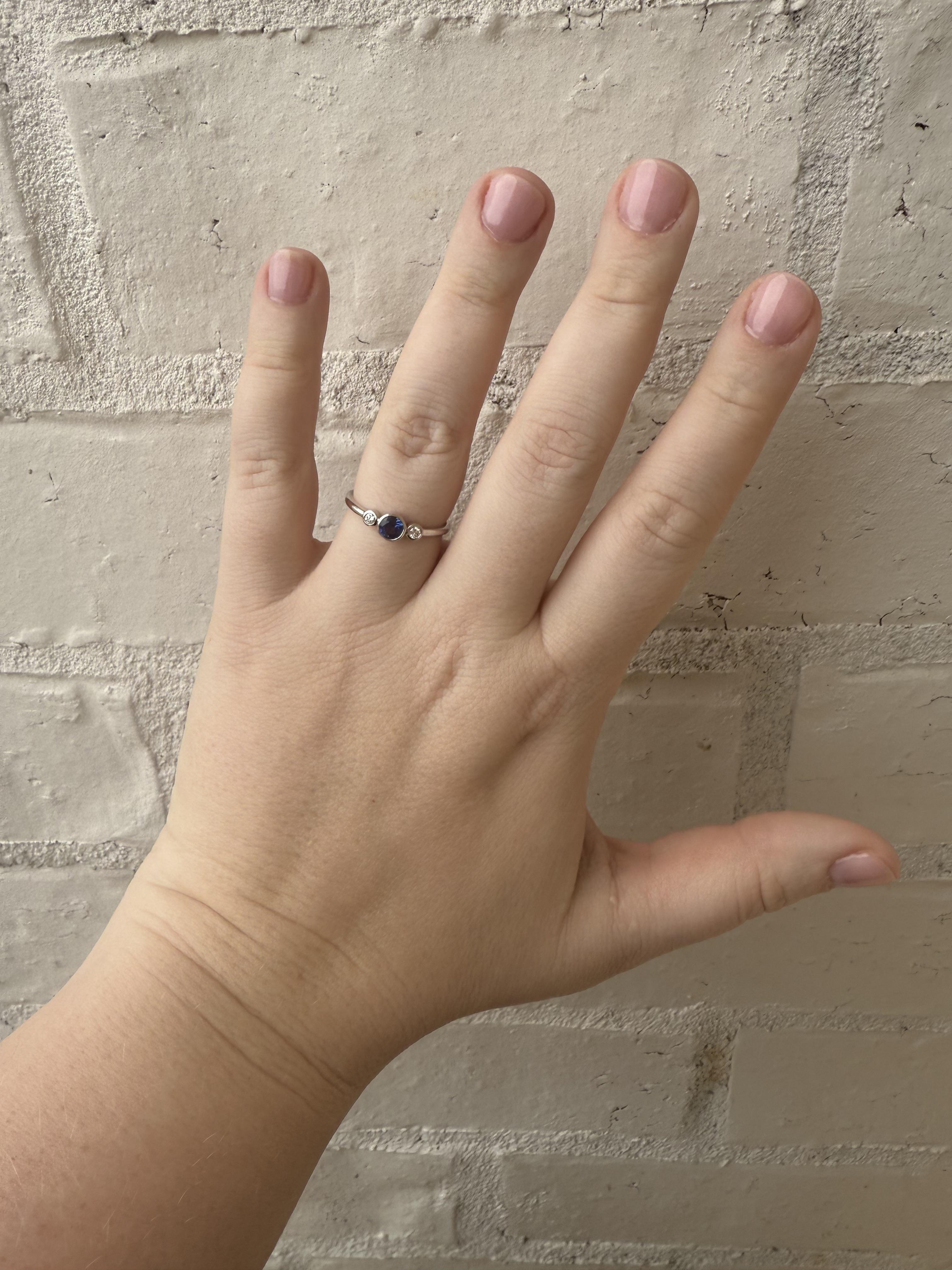 Wir lieben Diamanten und Saphire immer!

Ring Details
MATERIAL: 18K Weißgold
Kopfbreite: 5,2 mm
Kopfhöhe: 2,8 mm
Schaftbreite: 1,6 mm
Gewicht: 2,2 Gramm
Fingergröße: 8
Größenordnung auf Anfrage

Akzentuiert durch die folgenden Edelsteine
1 - 4,6mm X