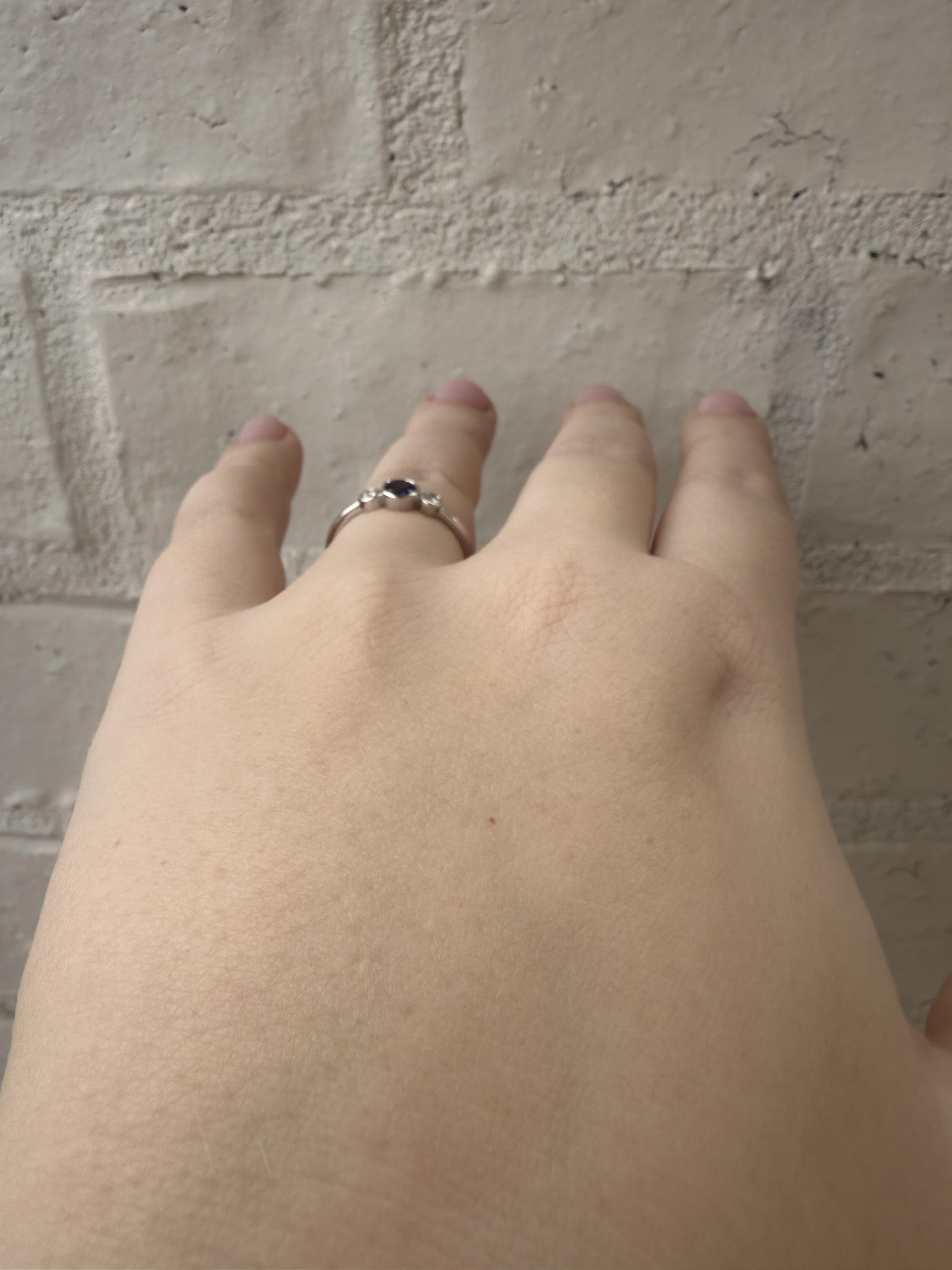 Zierlicher Saphir & Diamant Dreisteinring 18K Weißgold (Zeitgenössisch) im Angebot