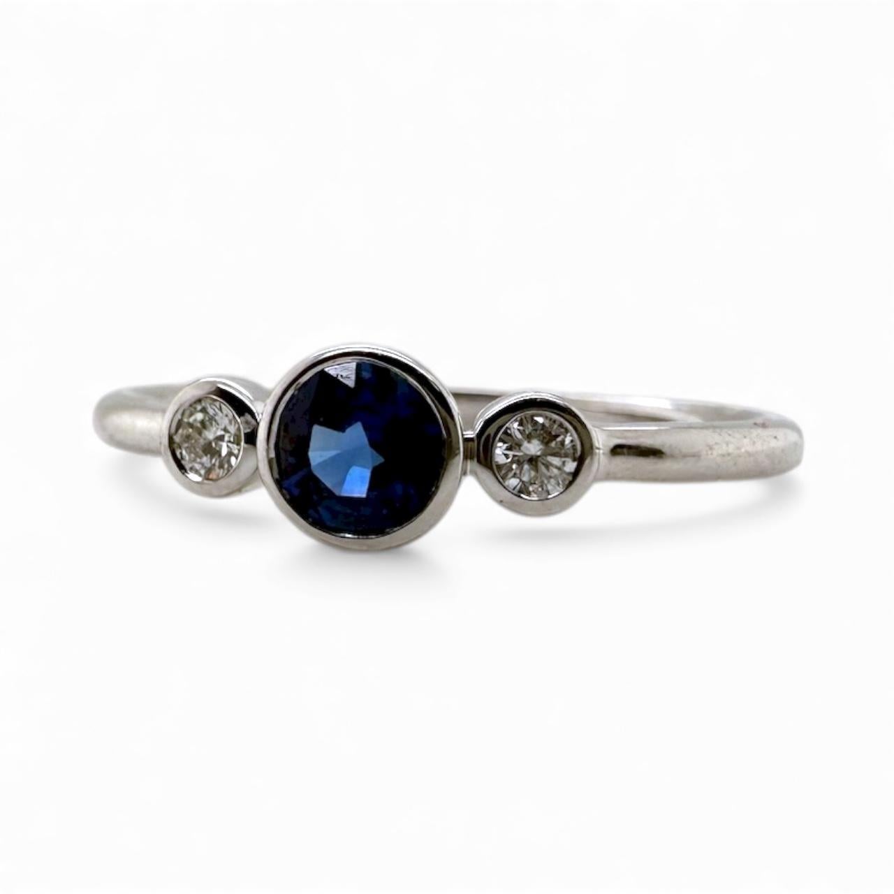 Zierlicher Saphir & Diamant Dreisteinring 18K Weißgold Damen im Angebot