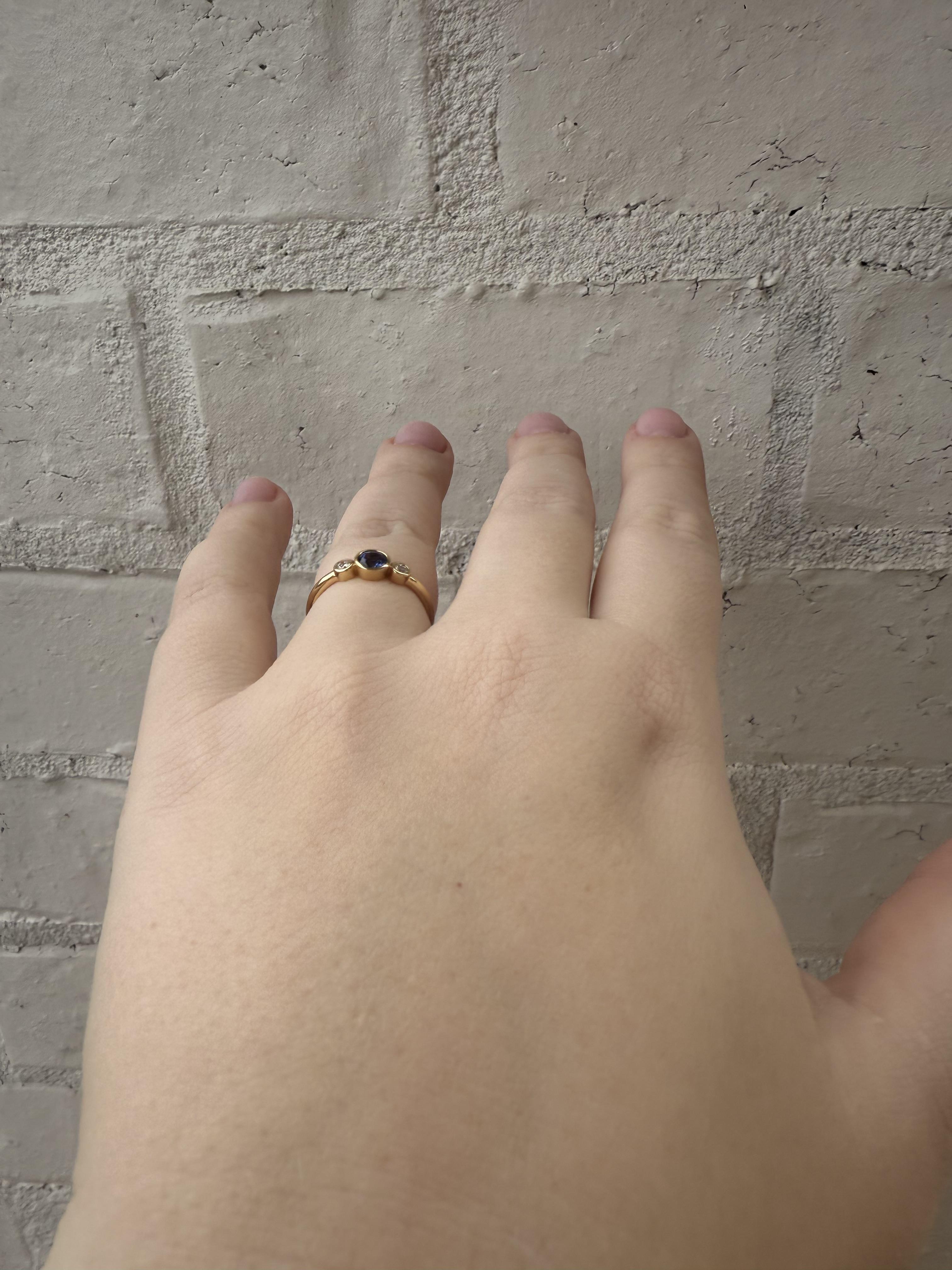 Contemporaneo Delicato anello a tre pietre con zaffiro e diamante in oro giallo 18 carati in vendita