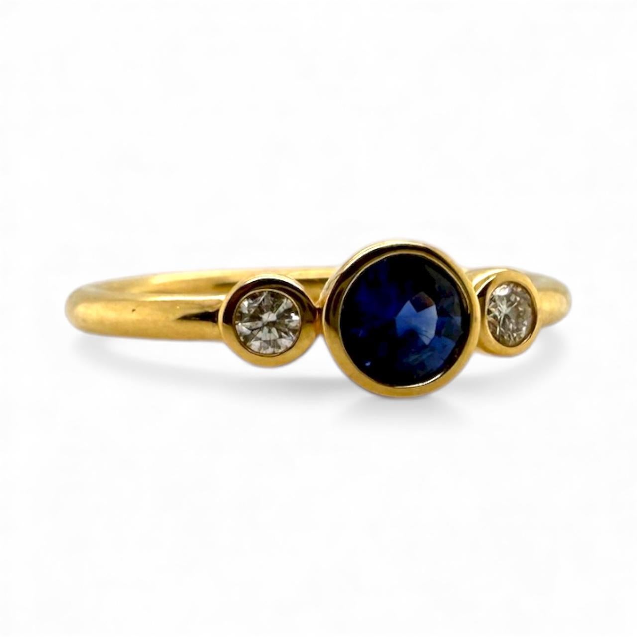 Taglio rotondo Delicato anello a tre pietre con zaffiro e diamante in oro giallo 18 carati in vendita