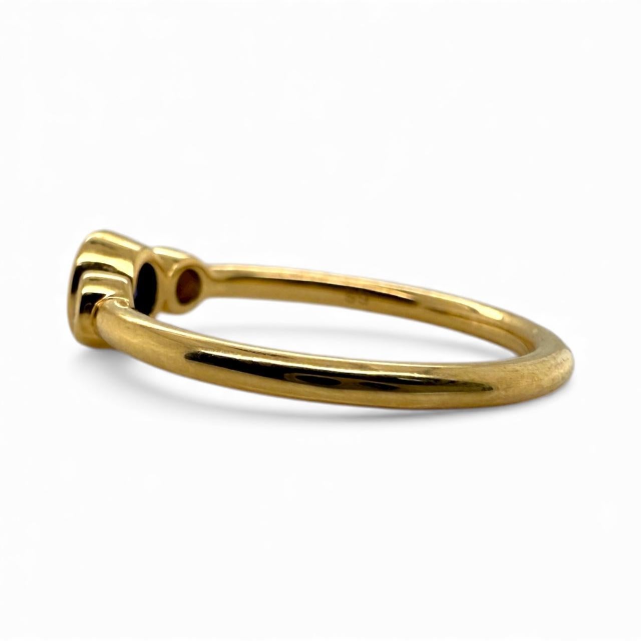 Delicato anello a tre pietre con zaffiro e diamante in oro giallo 18 carati in vendita 1