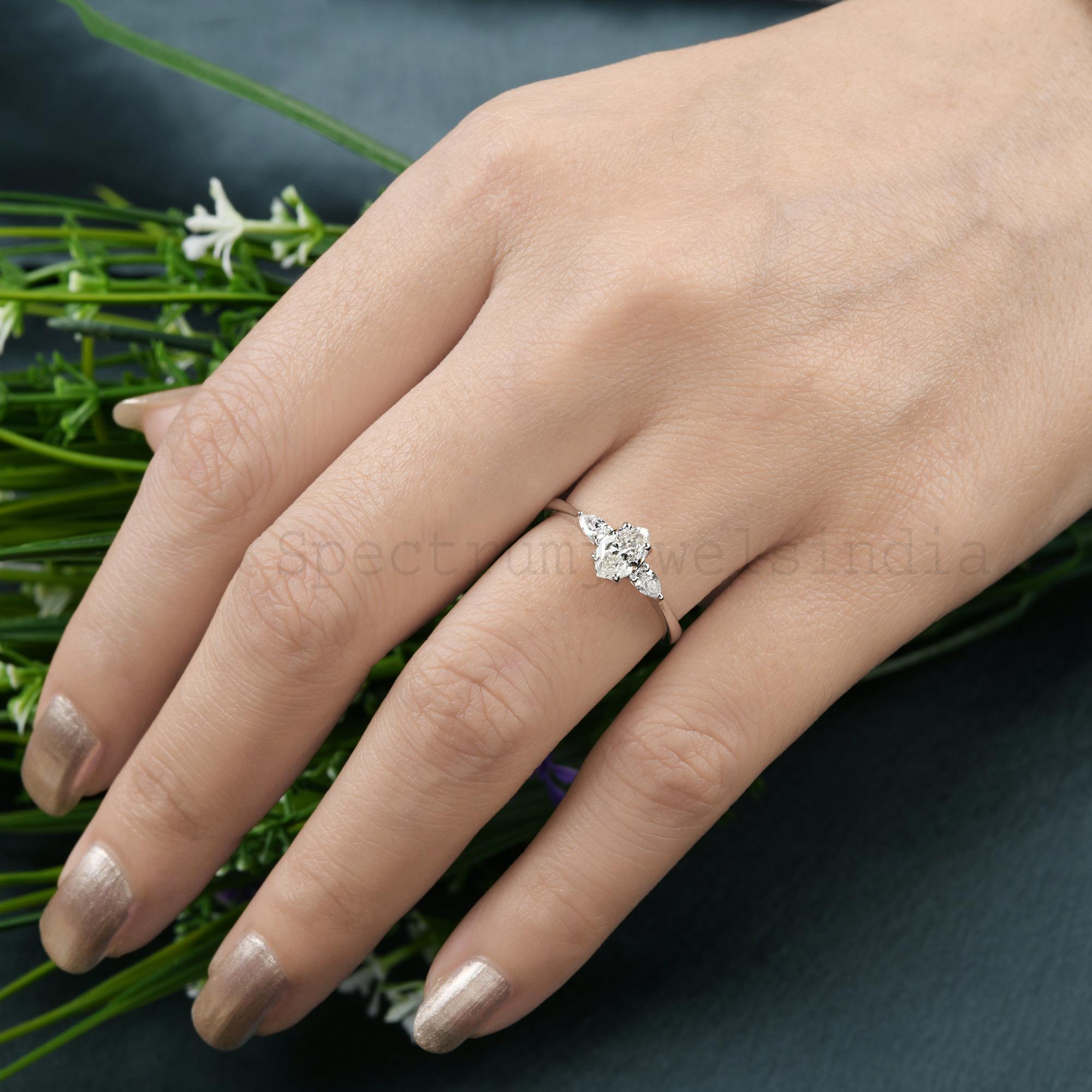 Im Angebot: Zierlicher SI/H Marquise Birne Diamant Drei Stein Verlobungsring 18k Weißgold () 3