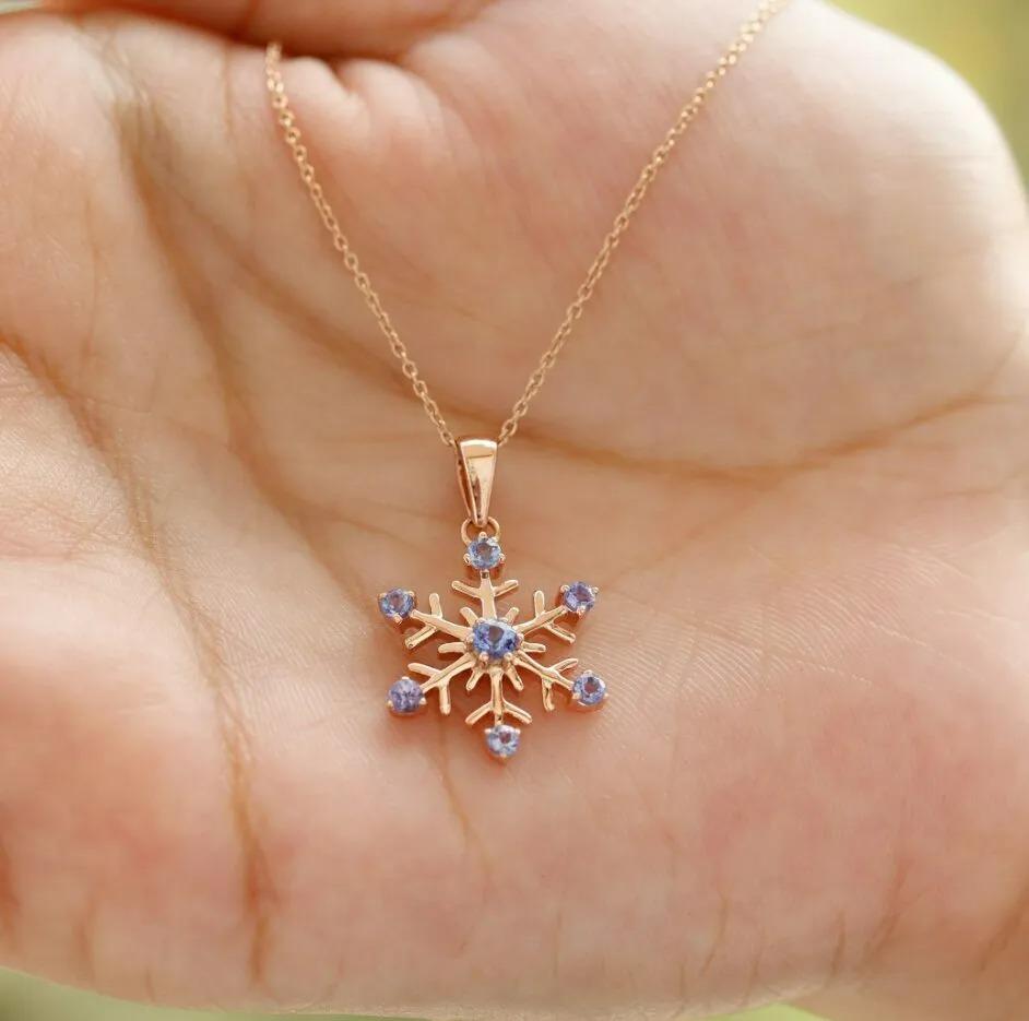 Dainty Snowflake Tanzanite Pendant Necklace in 14k Yellow Gold In New Condition For Sale In Chicago, IL