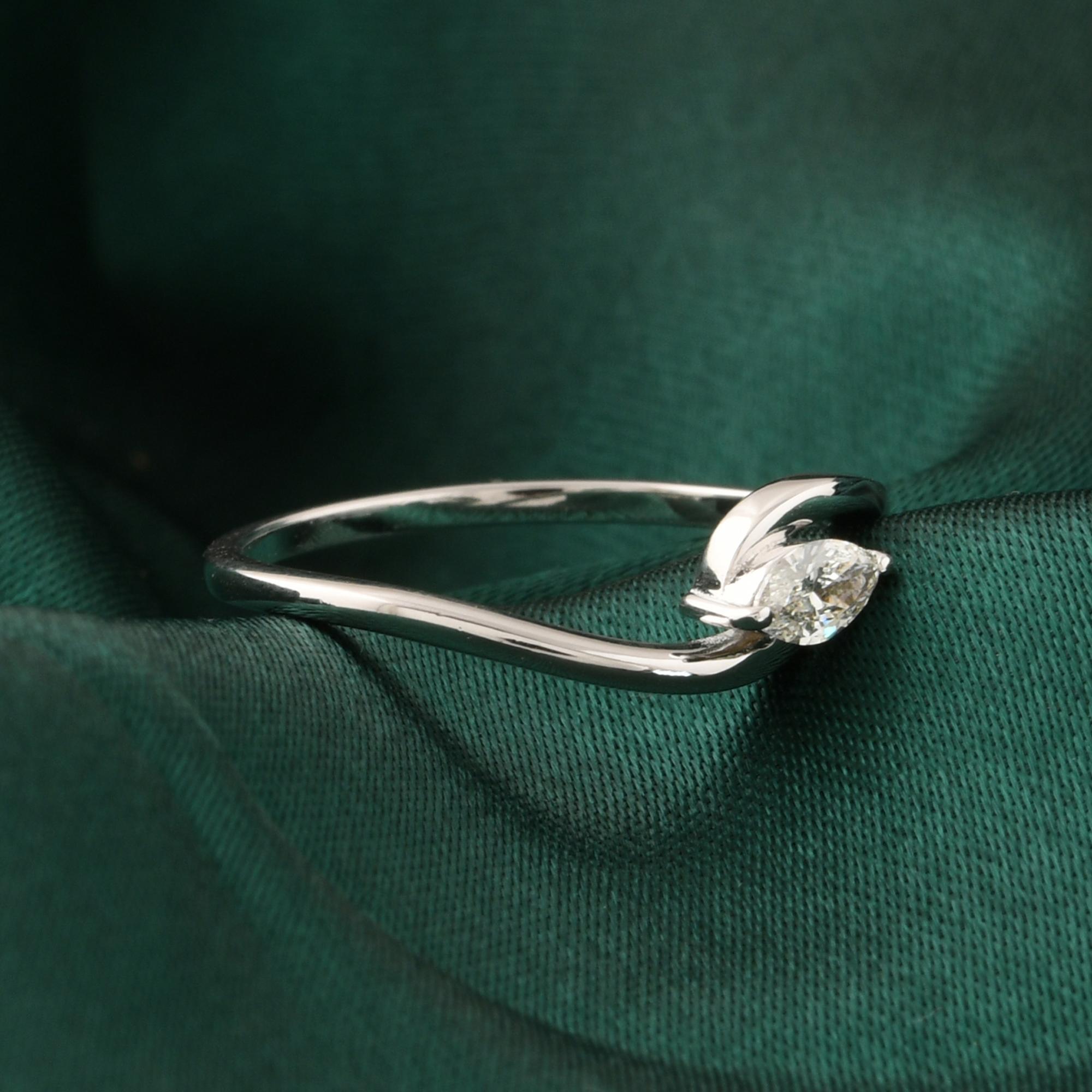 Dainty Solitaire SI/H Diamond Twisted Ring 14K White Gold Handmade Jewelry (bague torsadée en or blanc) Pour femmes en vente