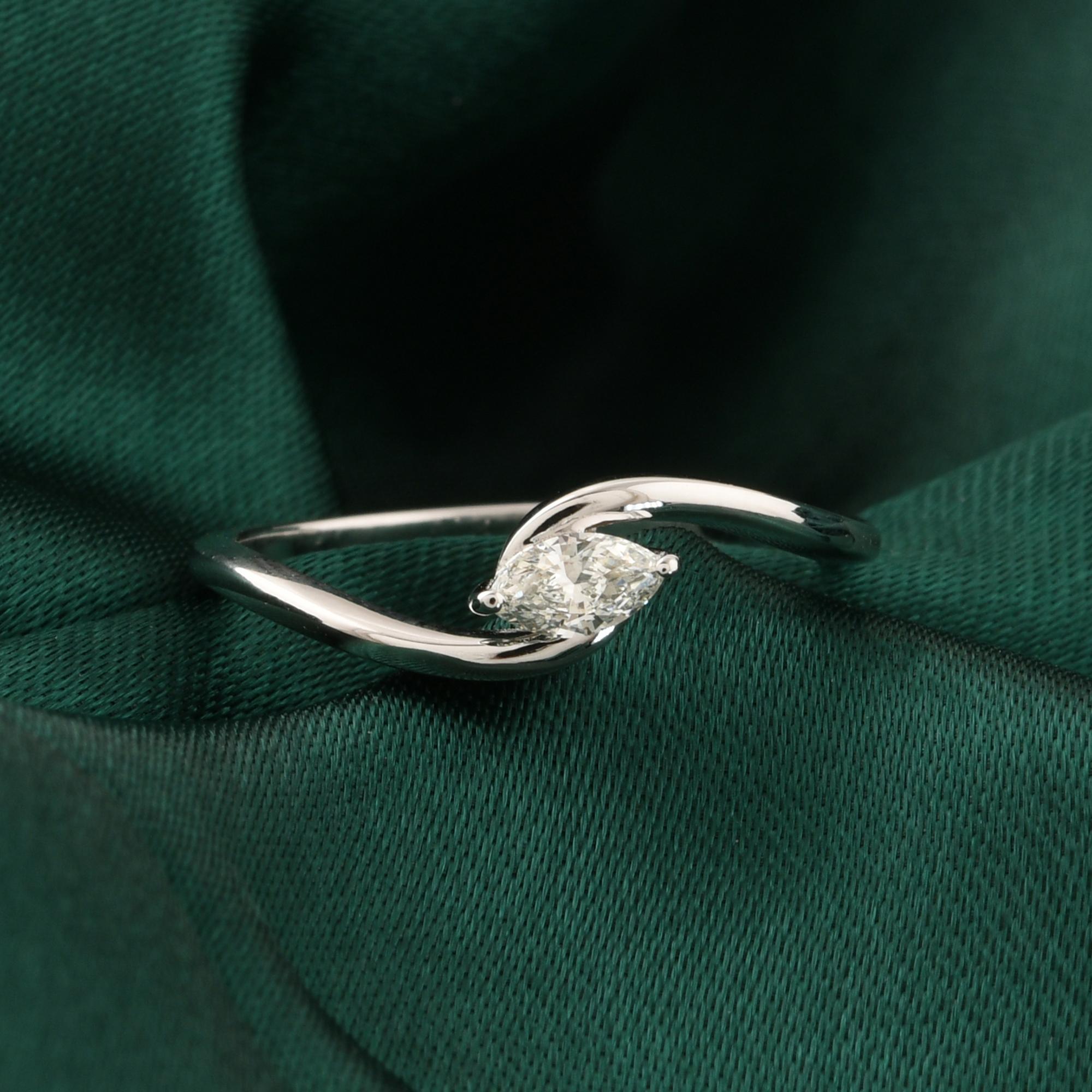 Im Angebot: Zierlicher Solitär SI/H Diamond Twisted Ring 18K Weißgold Handmade Jewelry () 3