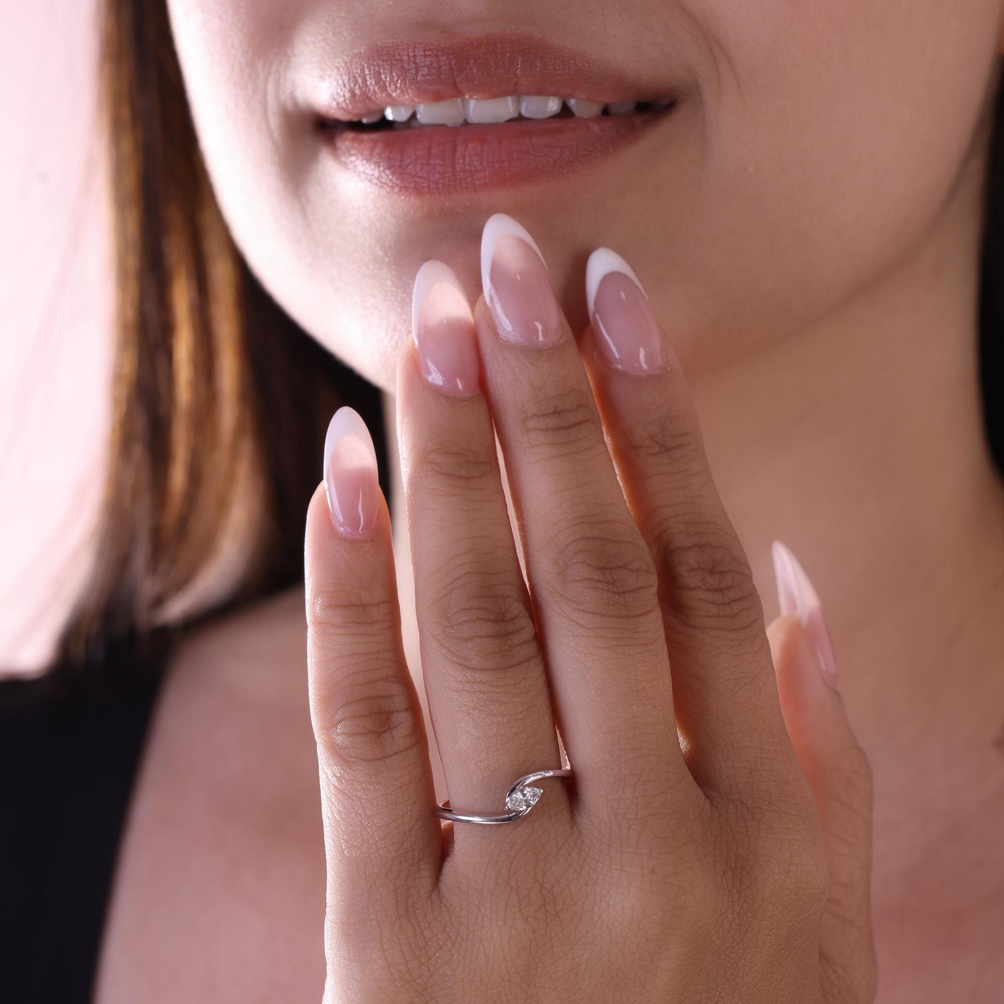 Im Angebot: Zierlicher Solitär SI/H Diamond Twisted Ring 18K Weißgold Handmade Jewelry () 7