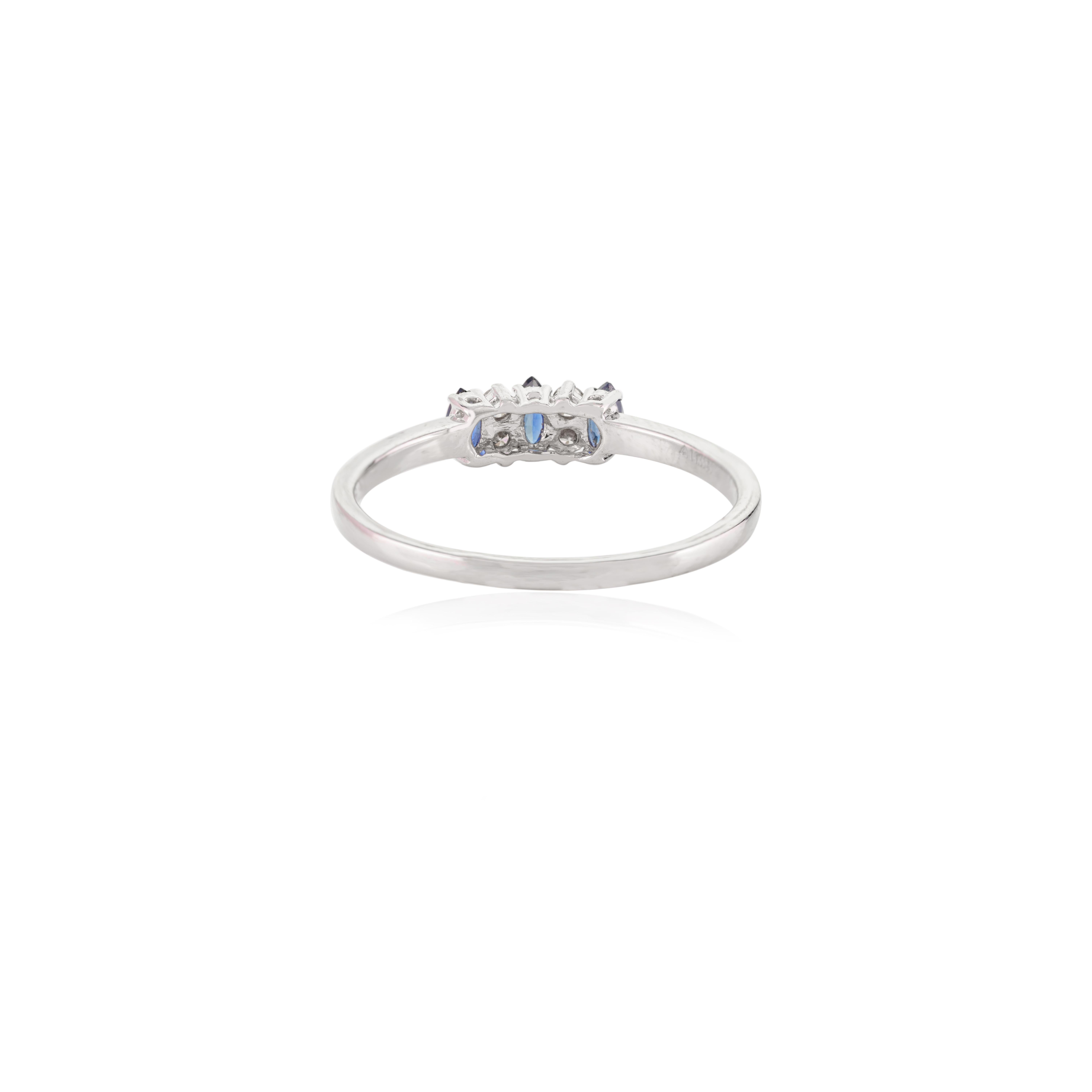 Im Angebot: Dainty Ring aus 14 Karat massivem Weißgold mit drei Steinen, feinem blauem Saphir und Diamant () 2