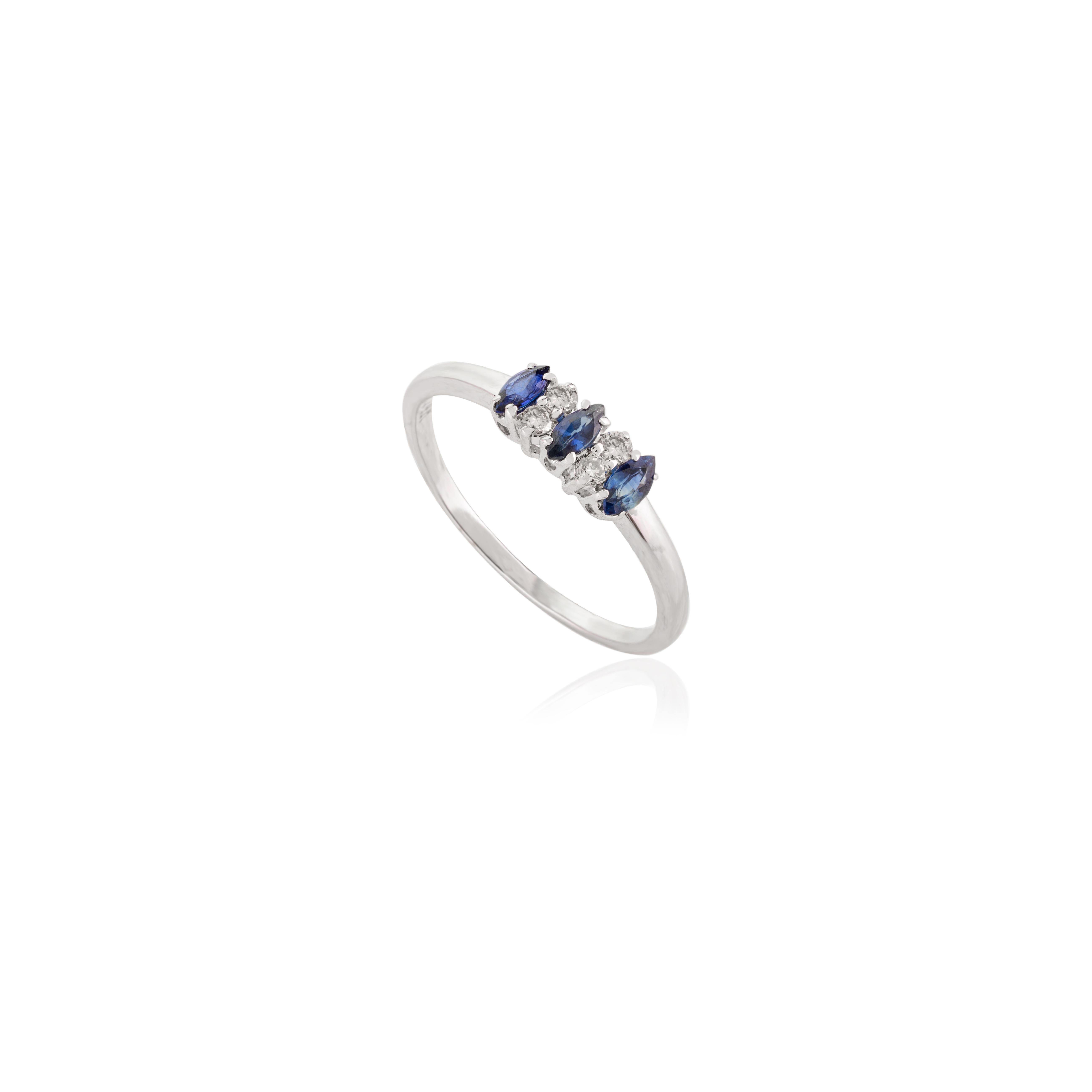 Im Angebot: Dainty Ring aus 14 Karat massivem Weißgold mit drei Steinen, feinem blauem Saphir und Diamant () 3