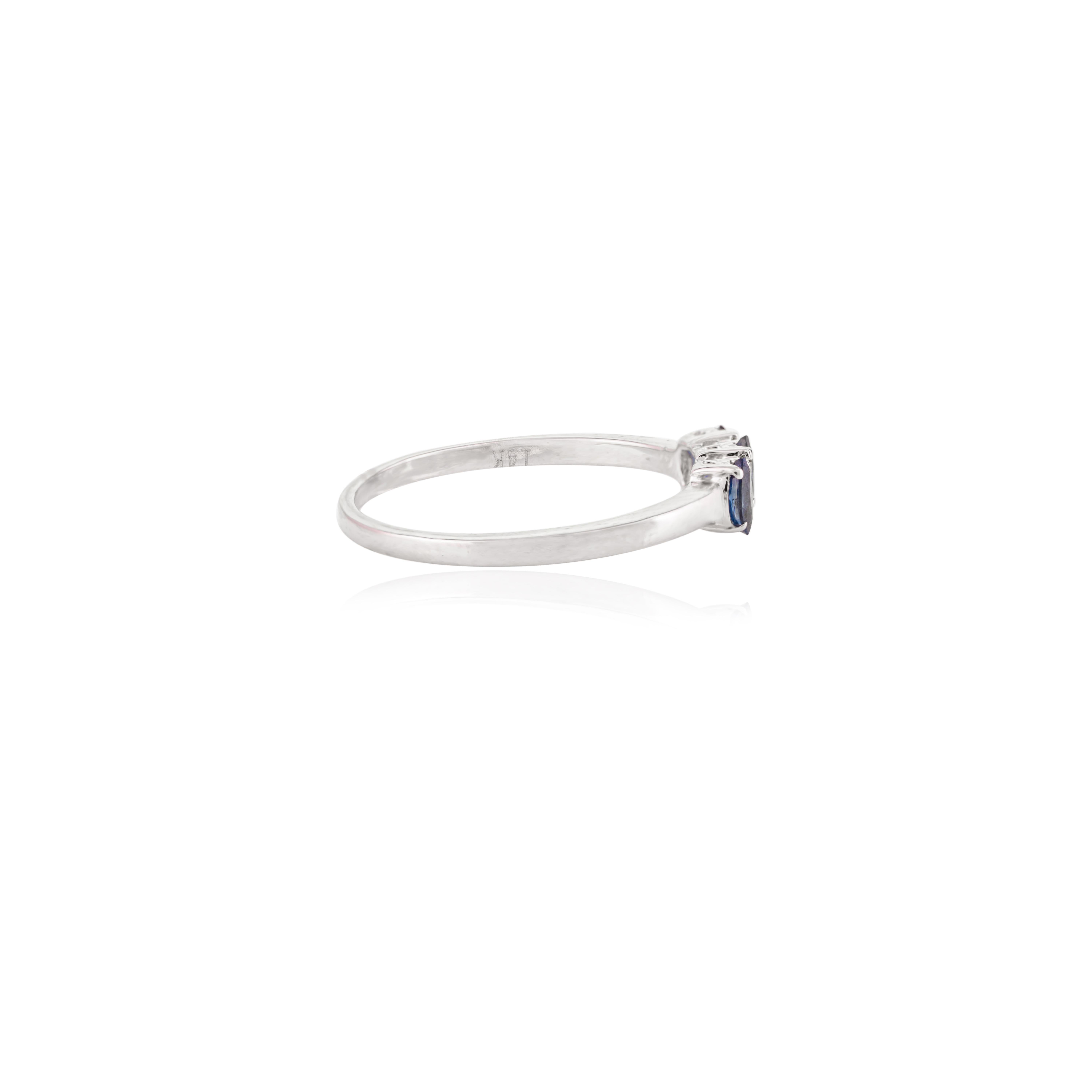 Im Angebot: Dainty Ring aus 14 Karat massivem Weißgold mit drei Steinen, feinem blauem Saphir und Diamant () 4