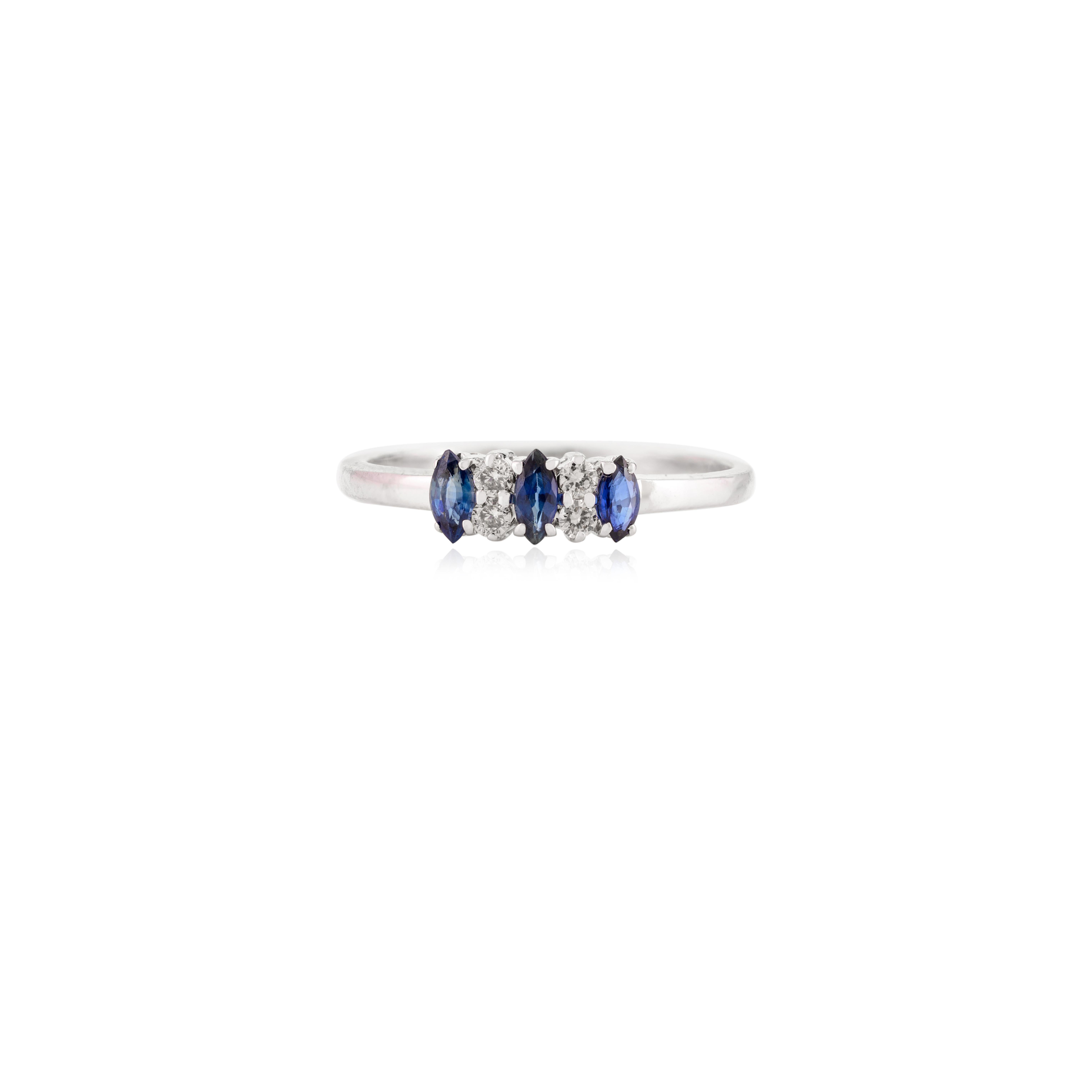 Im Angebot: Dainty Ring aus 14 Karat massivem Weißgold mit drei Steinen, feinem blauem Saphir und Diamant () 5