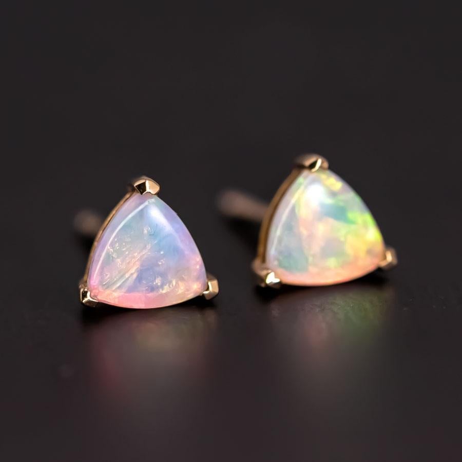 Zierliche, trilliantenförmige, massive australische Opal-Ohrstecker aus 18 Karat Gelbgold.


Kostenloser Inlandsversand mit USPS First Class!  Kostenlose einjährige beschränkte Garantie!  Kostenlose Geschenktüte oder -box zu jeder Bestellung!



Der