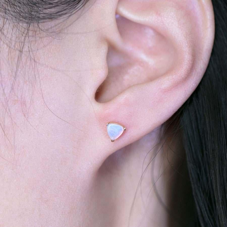 Zierliche australische Opal-Ohrstecker in Trilliant-Form 18K Gelbgold (Arts and Crafts) im Angebot