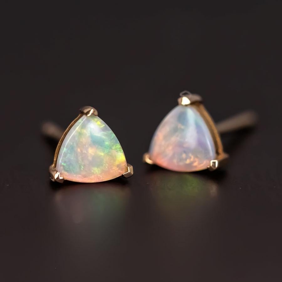 Zierliche australische Opal-Ohrstecker in Trilliant-Form 18K Gelbgold (Brillantschliff) im Angebot
