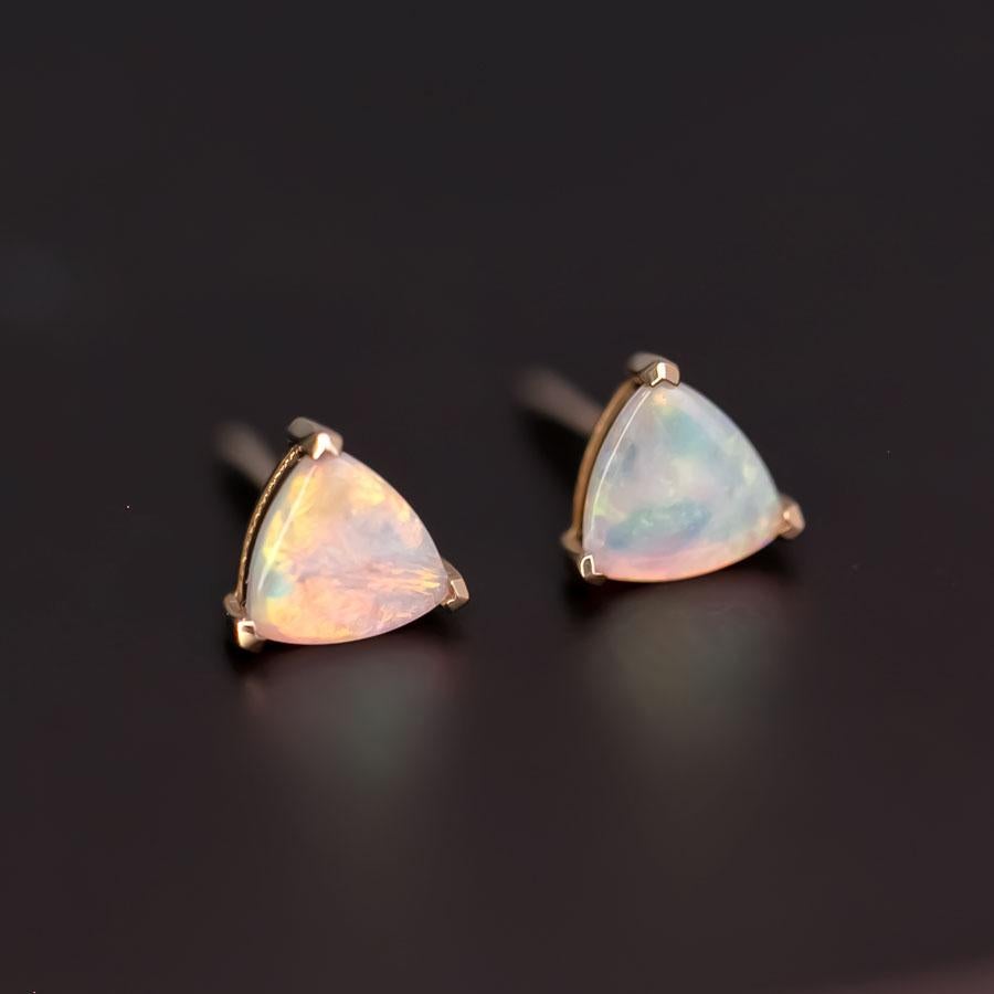 Zierliche australische Opal-Ohrstecker in Trilliant-Form 18K Gelbgold für Damen oder Herren im Angebot