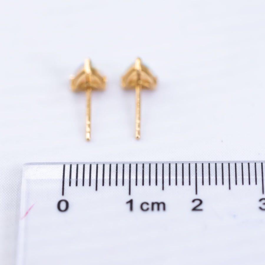 Zierliche australische Opal-Ohrstecker in Trilliant-Form 18K Gelbgold im Angebot 1