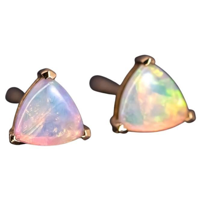 Zierliche australische Opal-Ohrstecker in Trilliant-Form 18K Gelbgold im Angebot