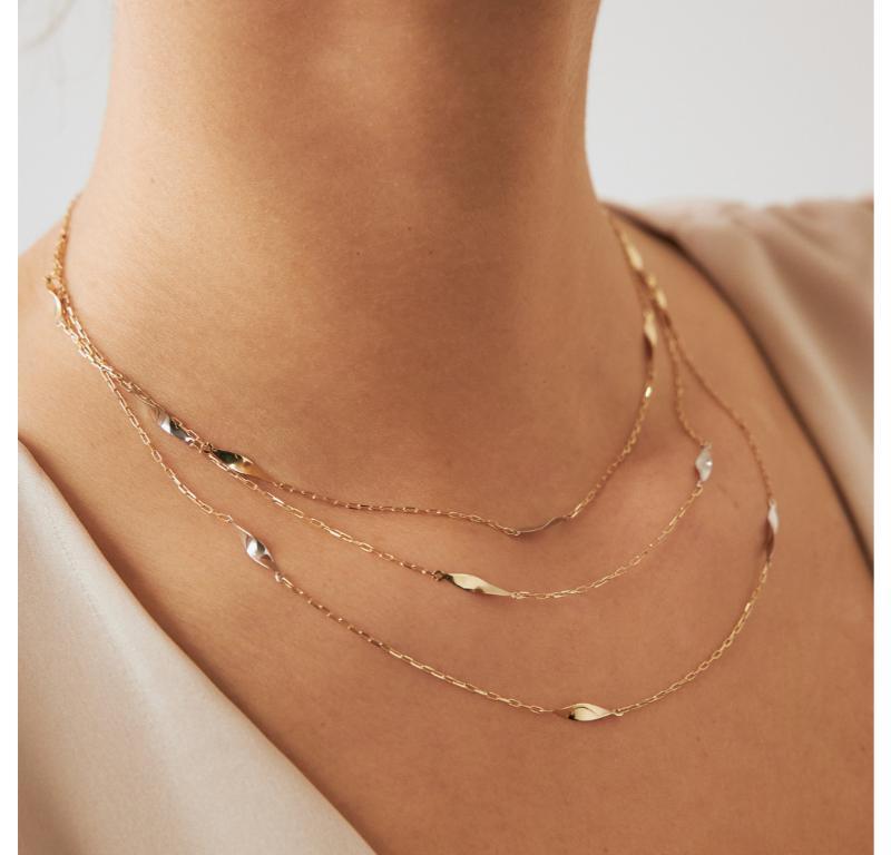 Voici le collier ovale en or massif 14K à trois couches, une fière représentation de l'engagement sans relâche d'Orena Jewelry en faveur d'un savoir-faire exquis. Chaque collier est délicatement fabriqué à la main, dégageant un sentiment de luxe