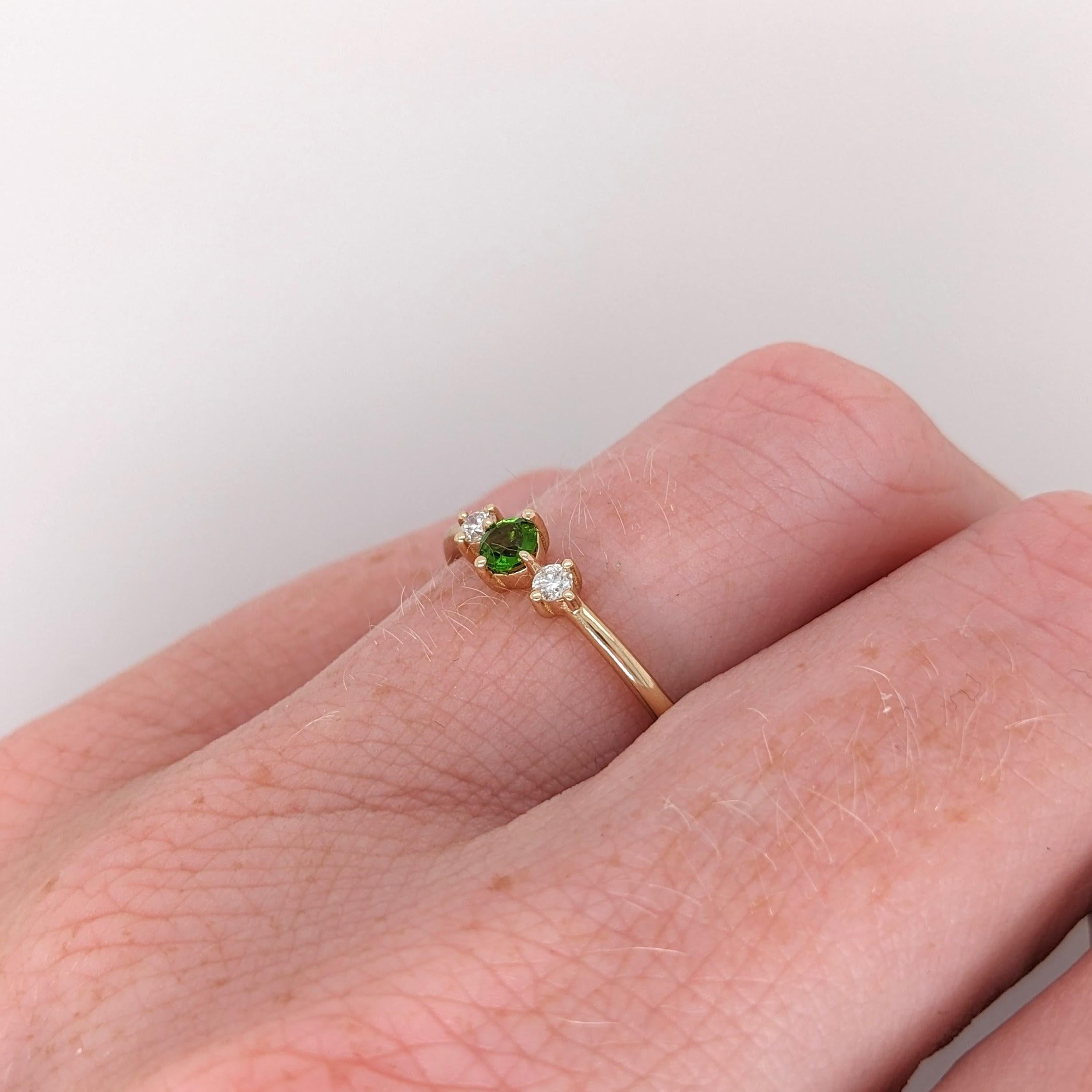 Contemporaneo Delicato anello di tsavorite con diamanti estratti dalla terra in oro massiccio 14K  Rotondo da 3 mm in vendita