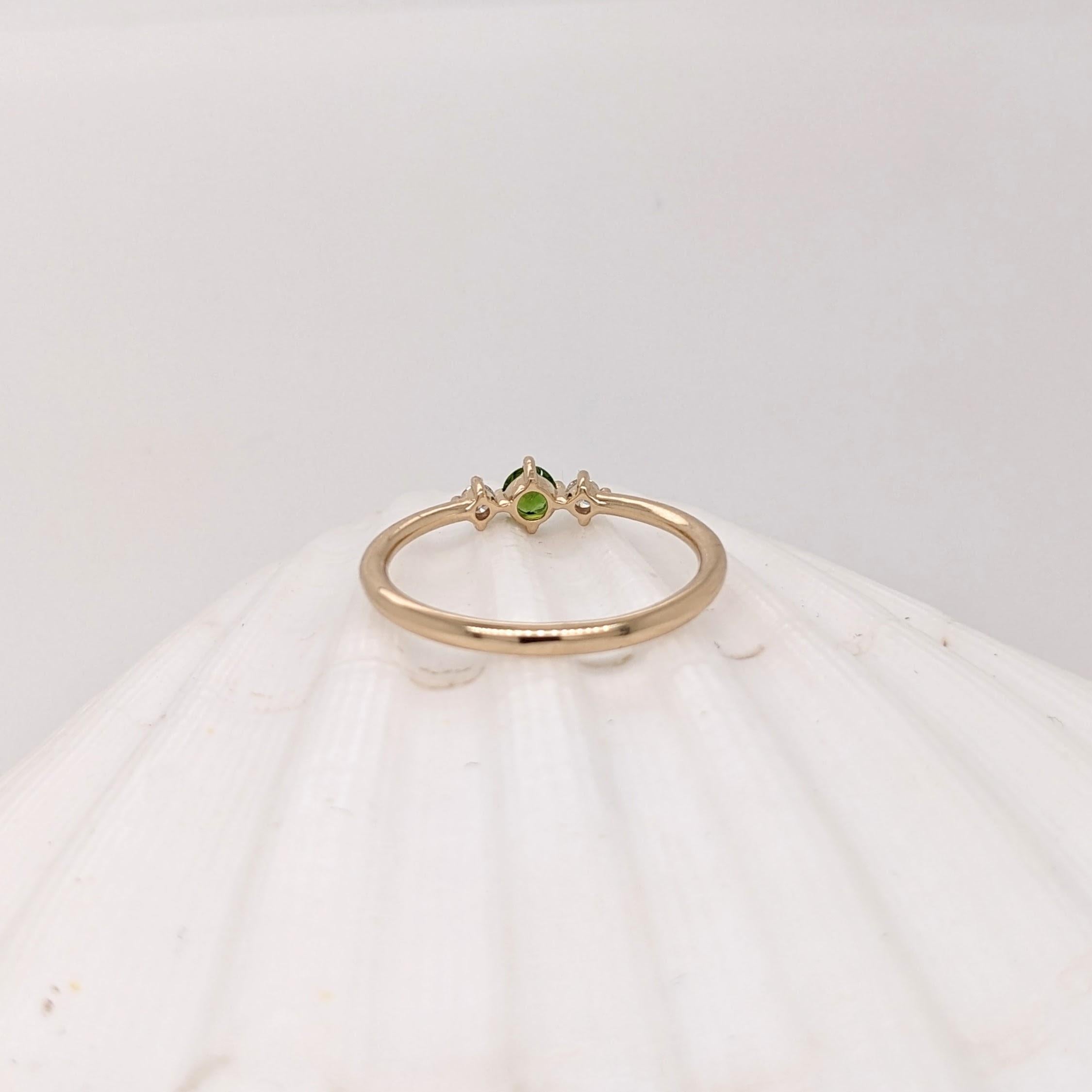 Delicato anello di tsavorite con diamanti estratti dalla terra in oro massiccio 14K  Rotondo da 3 mm in vendita 1