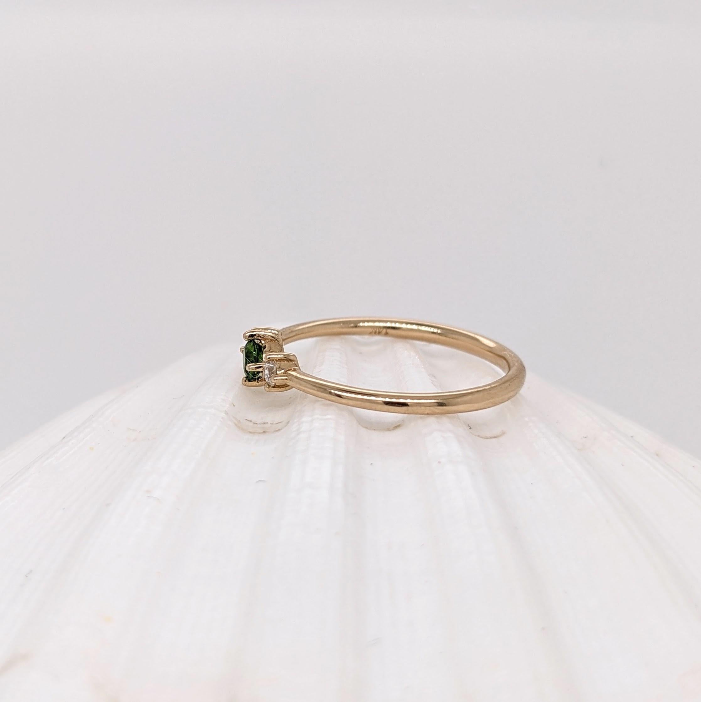 Delicato anello di tsavorite con diamanti estratti dalla terra in oro massiccio 14K  Rotondo da 3 mm in vendita 2