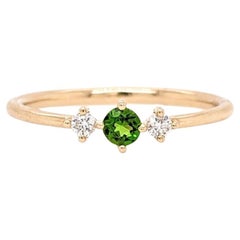 Delicato anello di tsavorite con diamanti estratti dalla terra in oro massiccio 14K  Rotondo da 3 mm