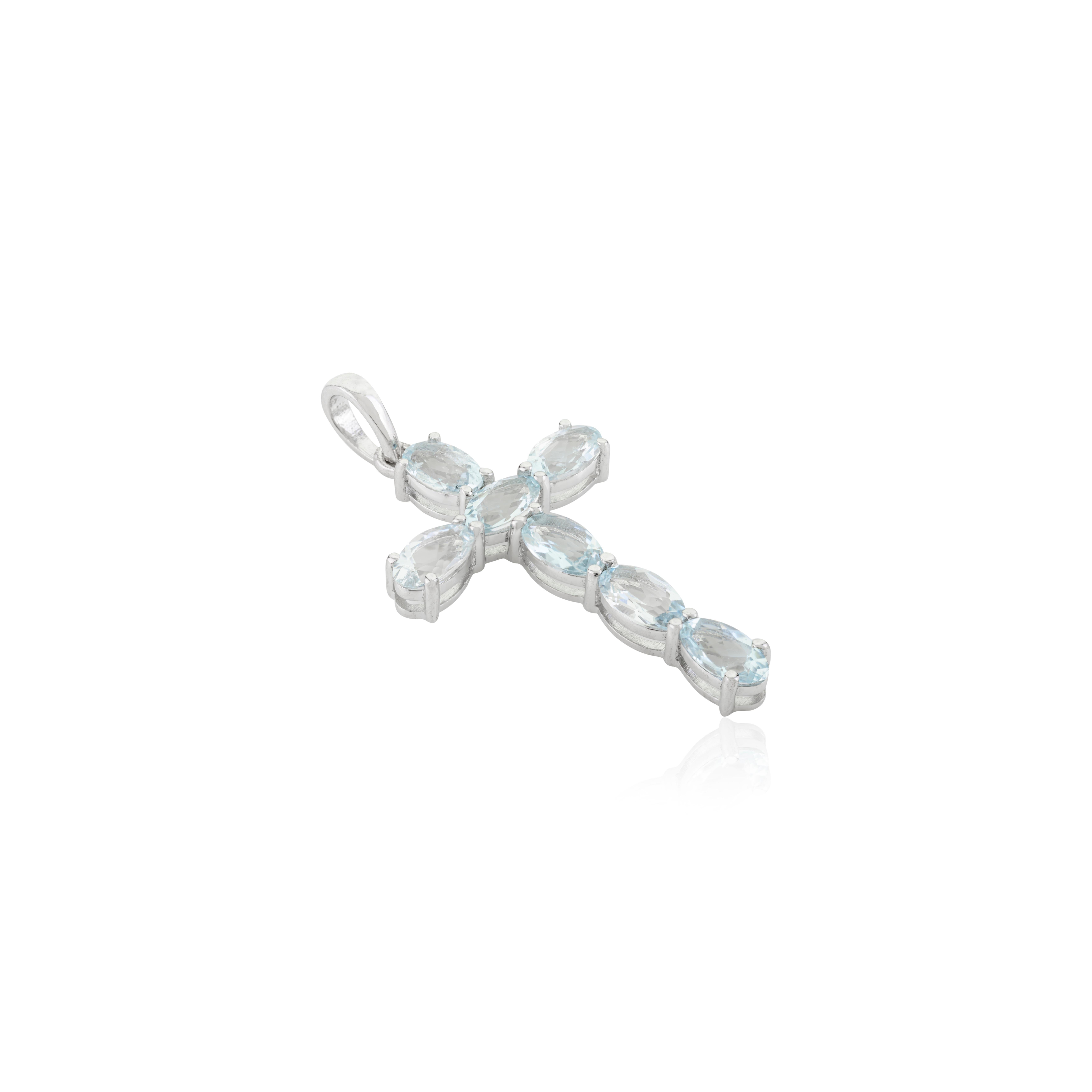 Delicato ciondolo a croce unisex con acquamarina da 1,16 CTW realizzato in oro bianco massiccio 18k. Questo splendido gioiello eleva immediatamente un look casual o un abito elegante. 
L'acquamarina è utile per affrontare le fasi di transizione e di