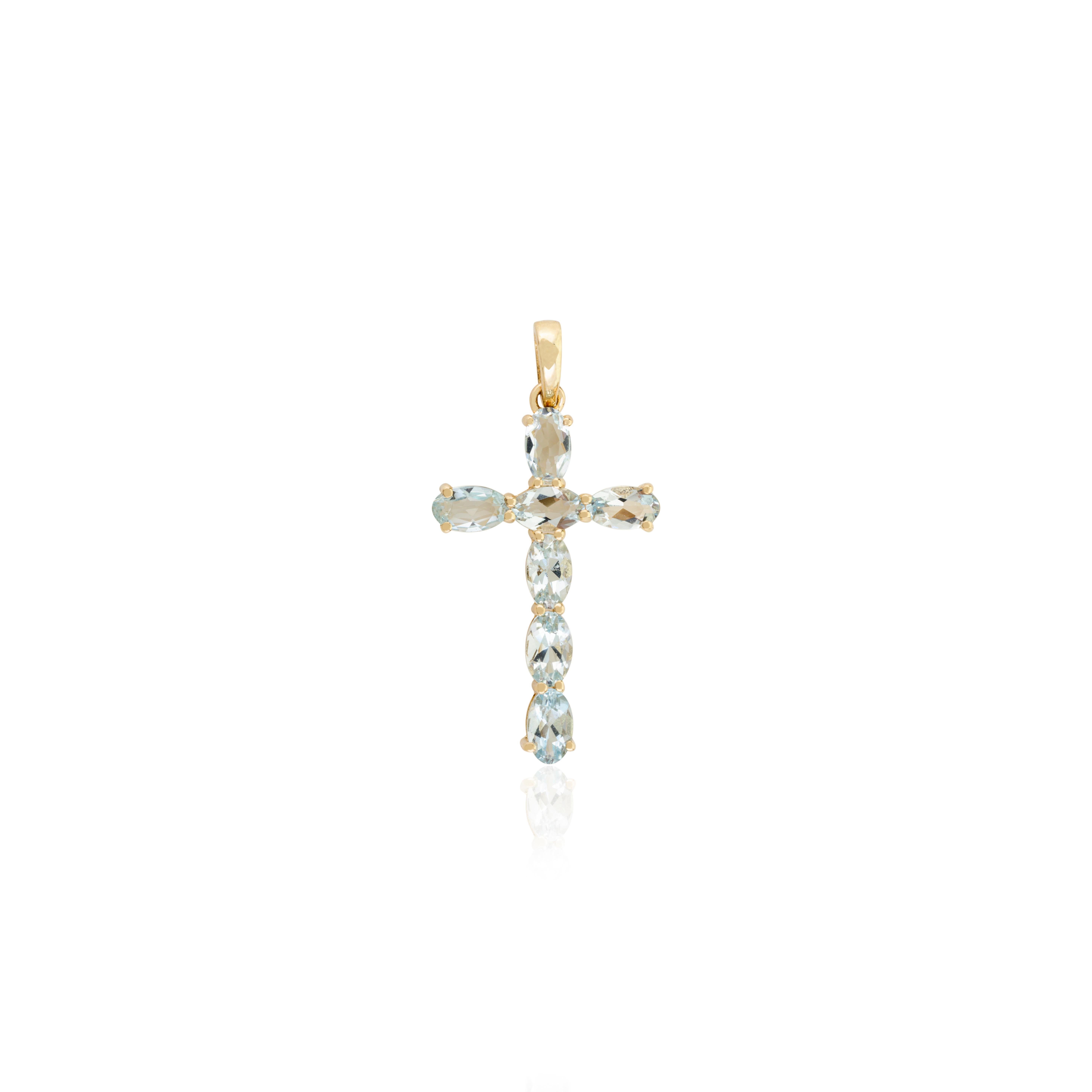 Delicato ciondolo a croce unisex con acquamarina da 1,29 CTW realizzato in oro giallo massiccio 14k. Questo splendido gioiello eleva immediatamente un look casual o un abito elegante. 
L'acquamarina è utile per affrontare le fasi di transizione e di