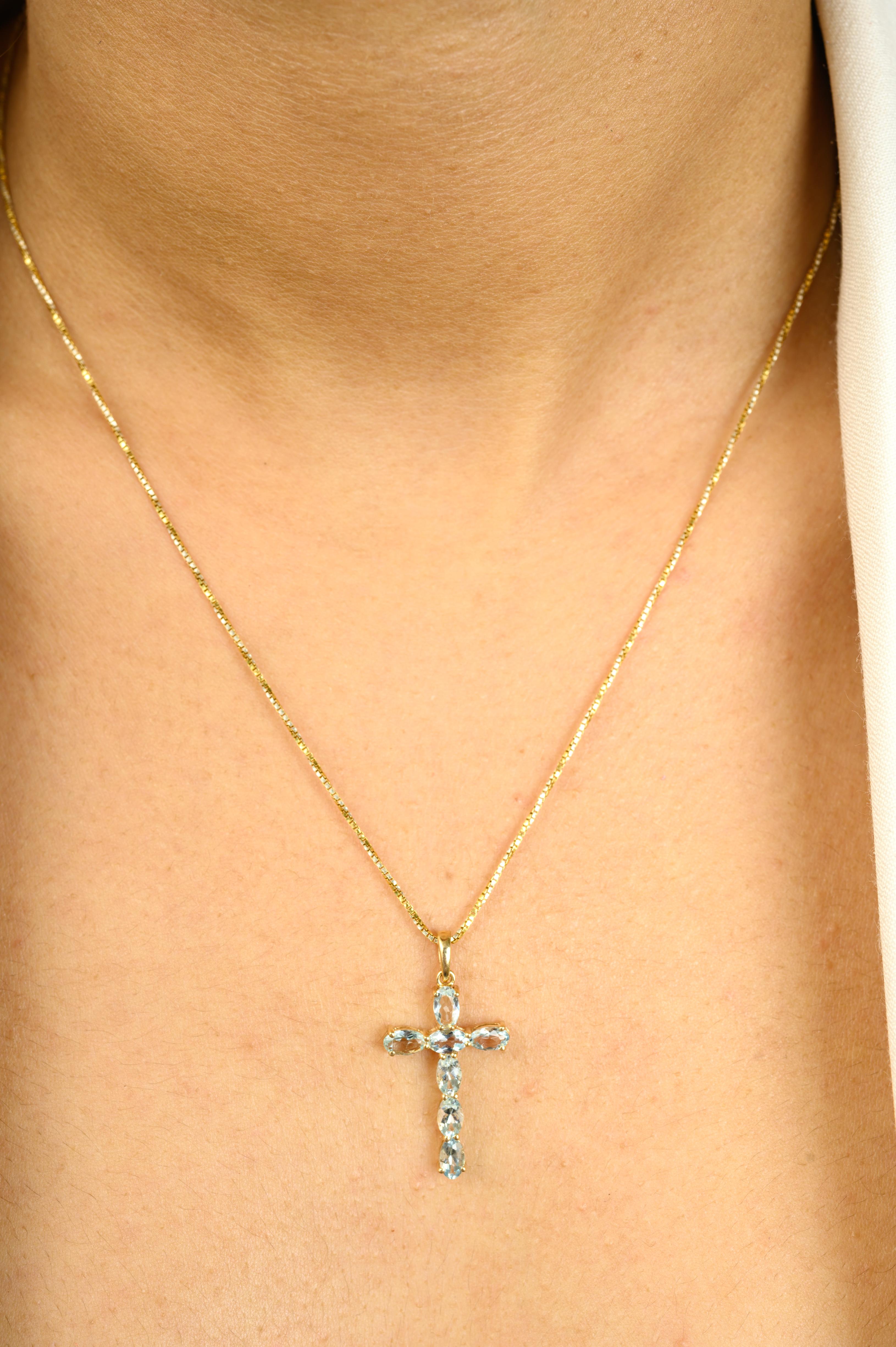 Delicato ciondolo a croce unisex con acquamarina da 1,29 CTW realizzato in oro giallo massiccio 14k in vendita 2