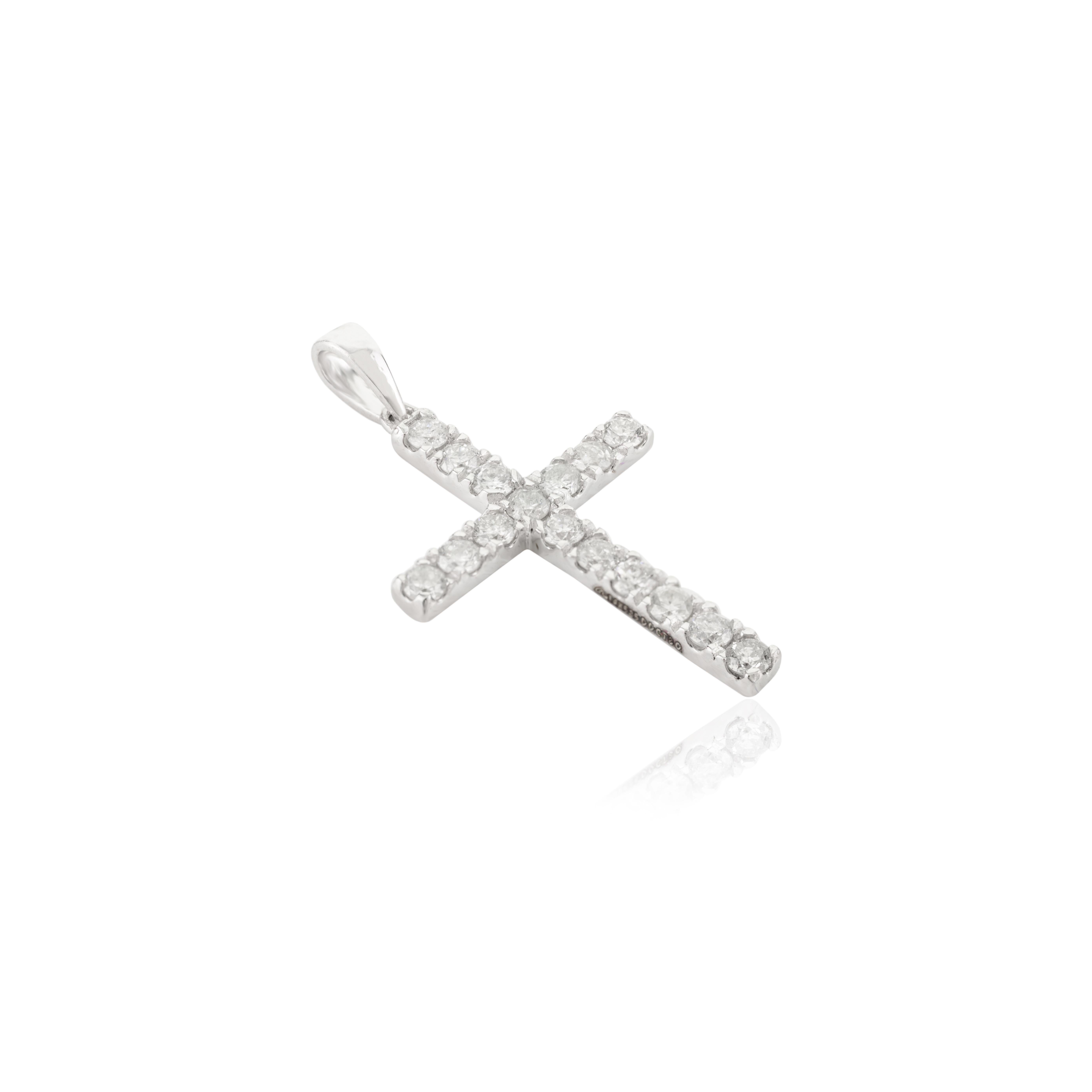 Moderne Délicieux pendentif croix unisexe en or blanc massif 14 carats en vente