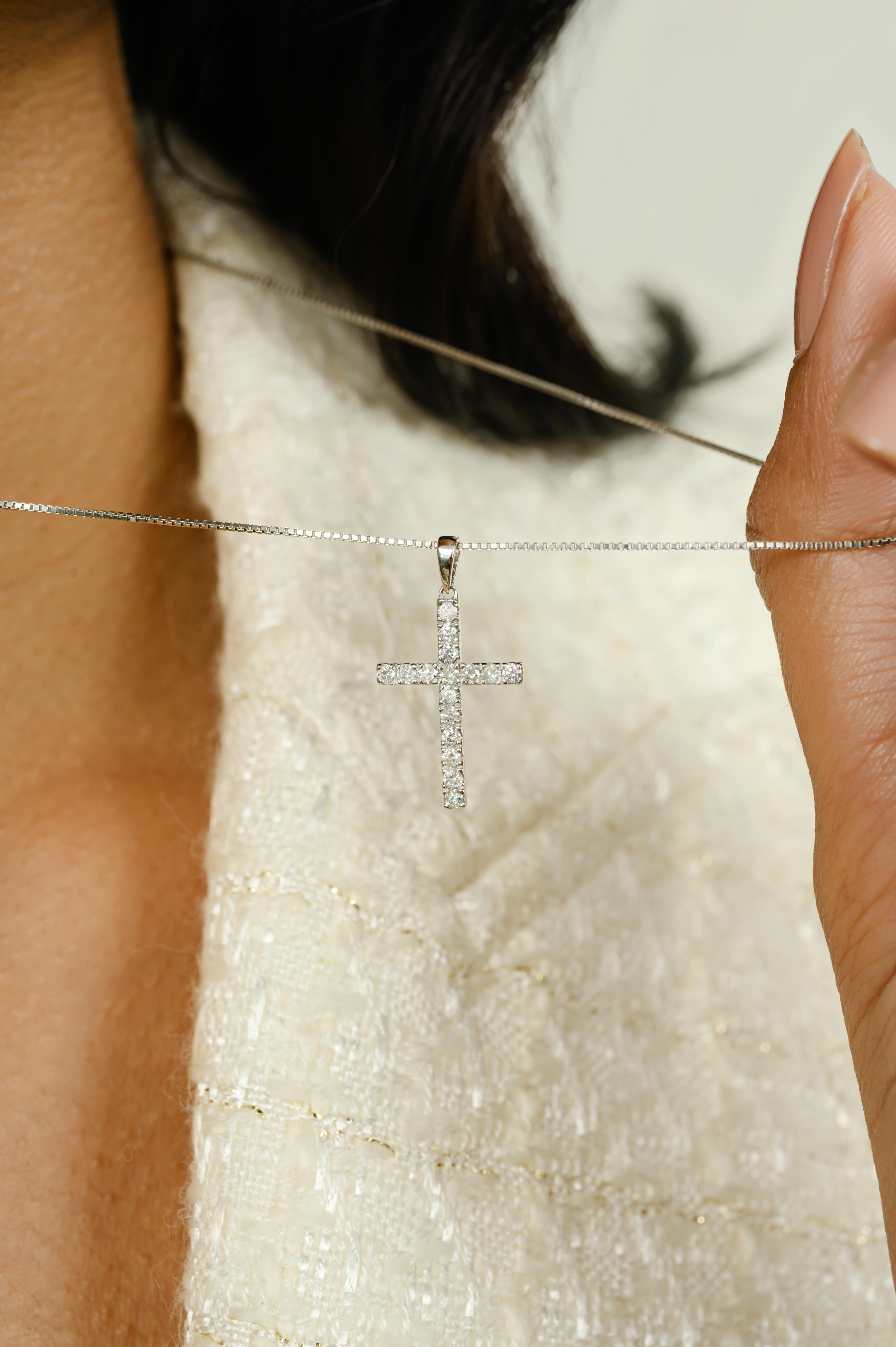 Taille ronde Délicieux pendentif croix unisexe en or blanc massif 14 carats en vente