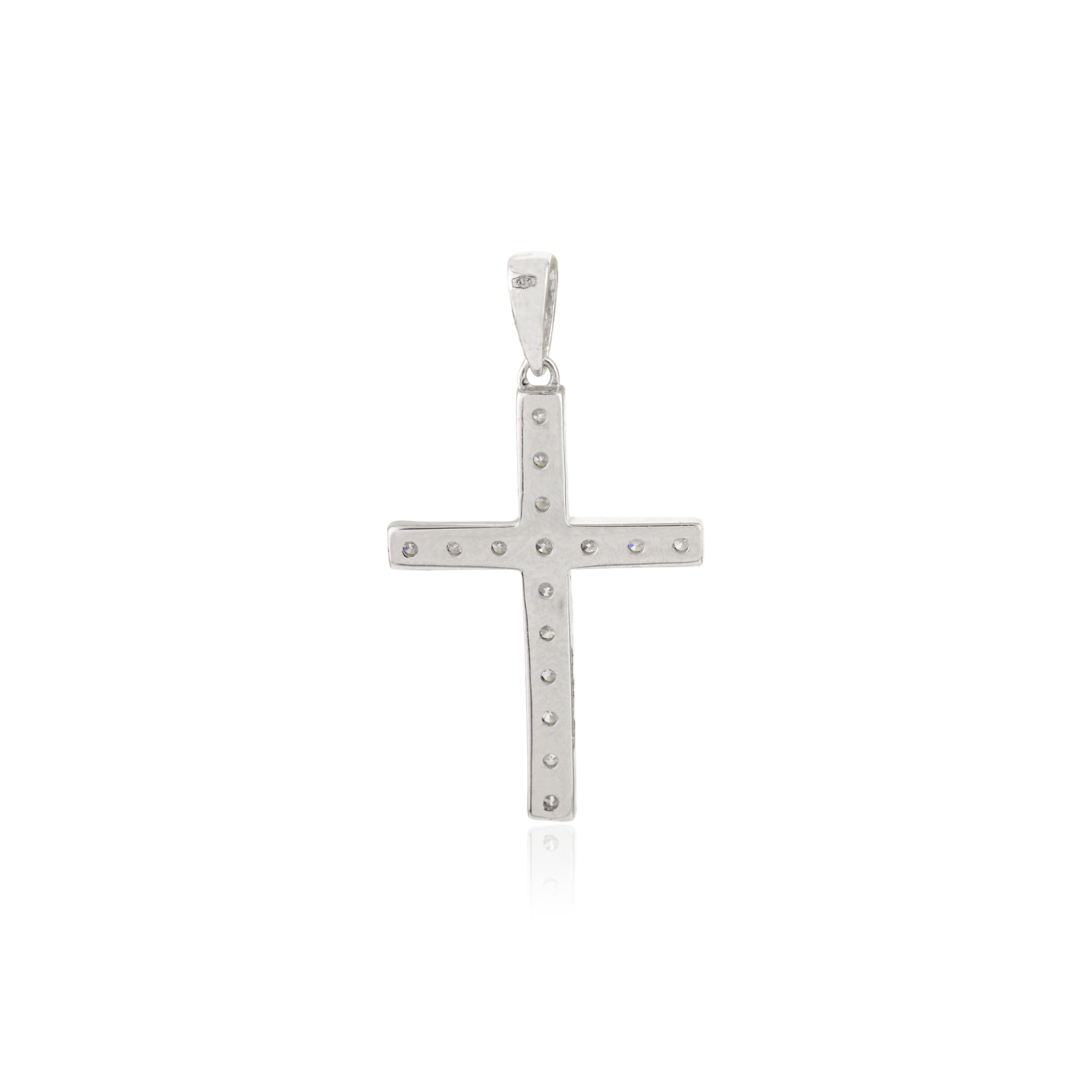 Délicieux pendentif croix unisexe en or blanc massif 14 carats en vente 1