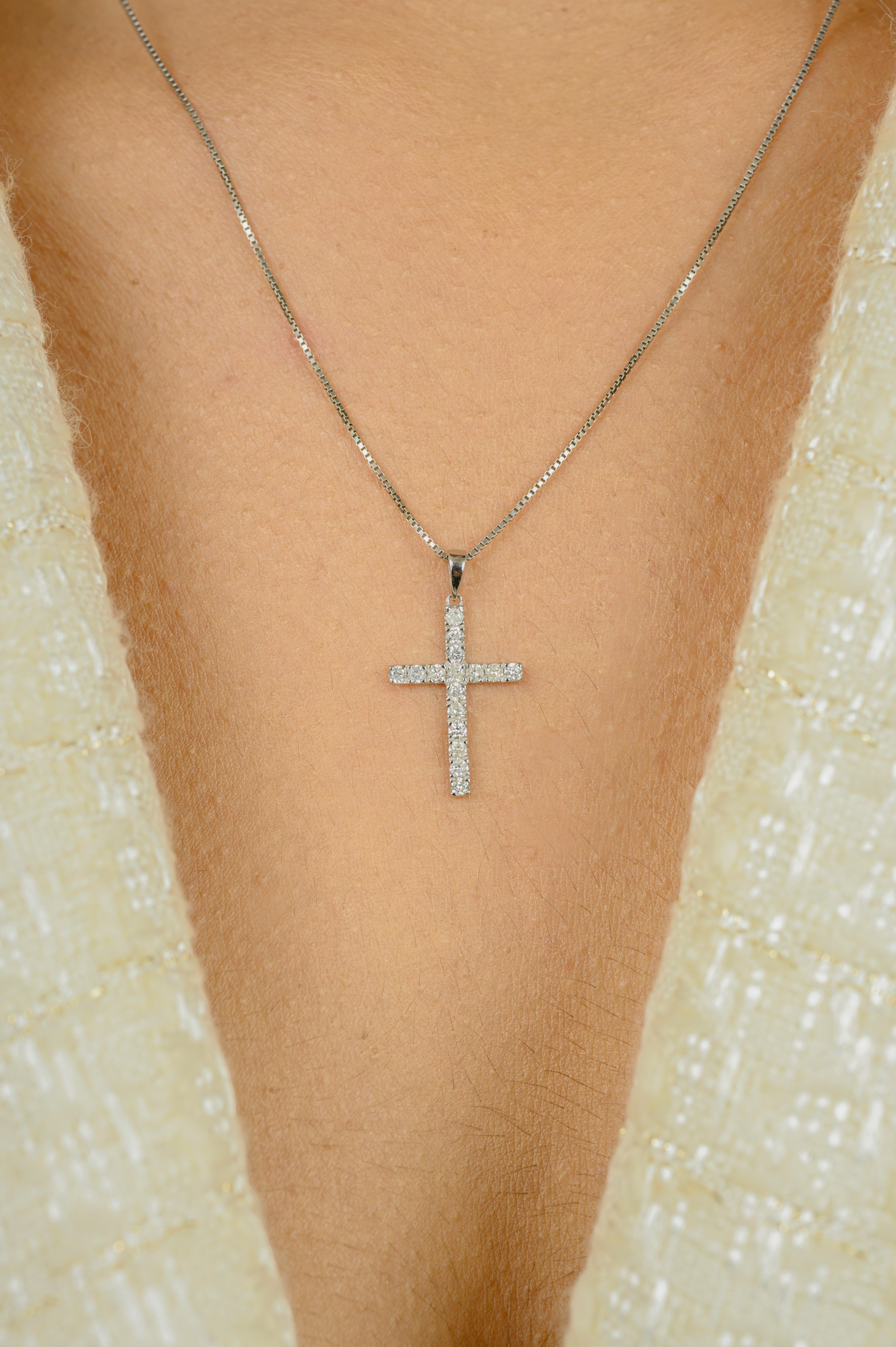 Délicieux pendentif croix unisexe en or blanc massif 14 carats en vente 2