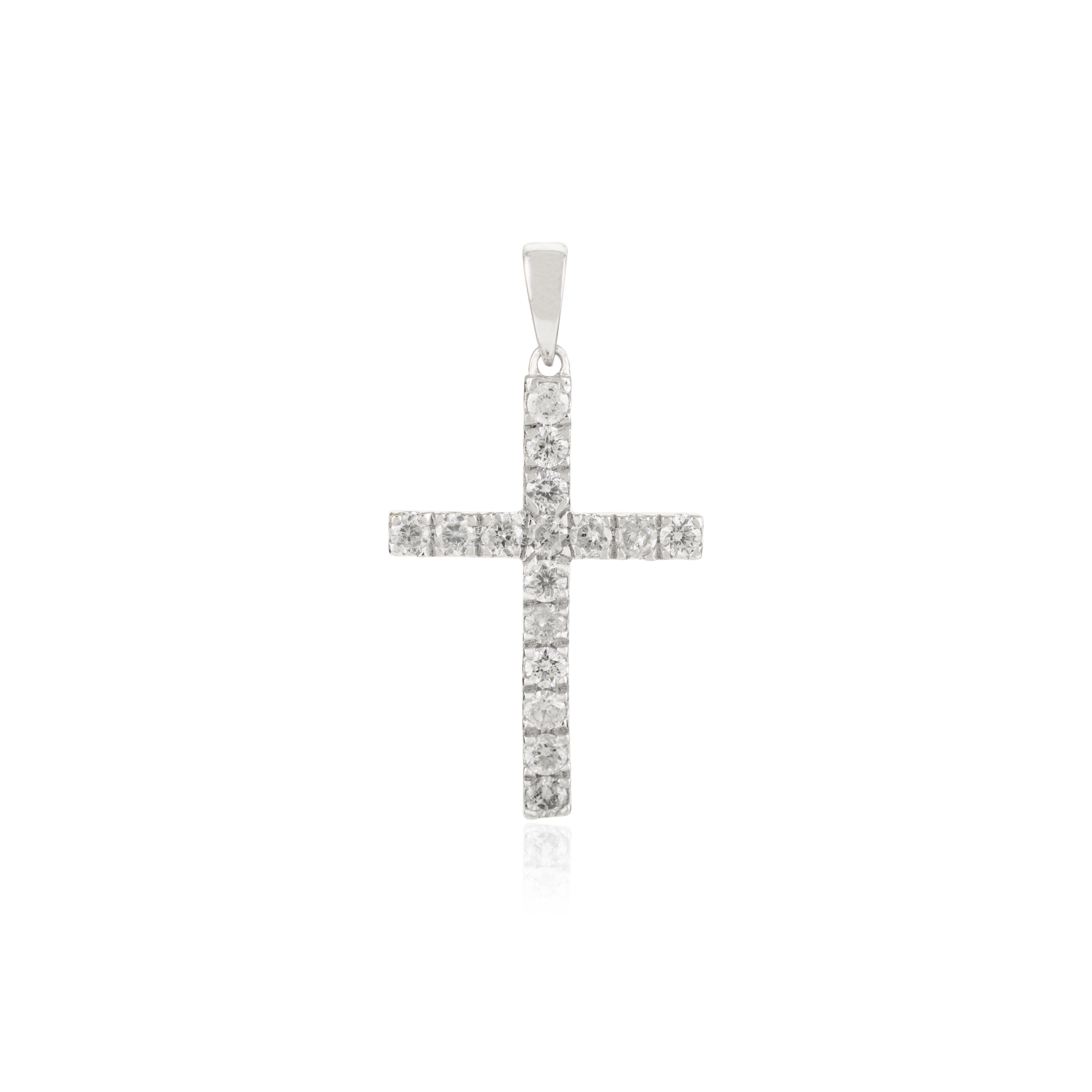 Délicieux pendentif croix unisexe en or blanc massif 14 carats en vente 3