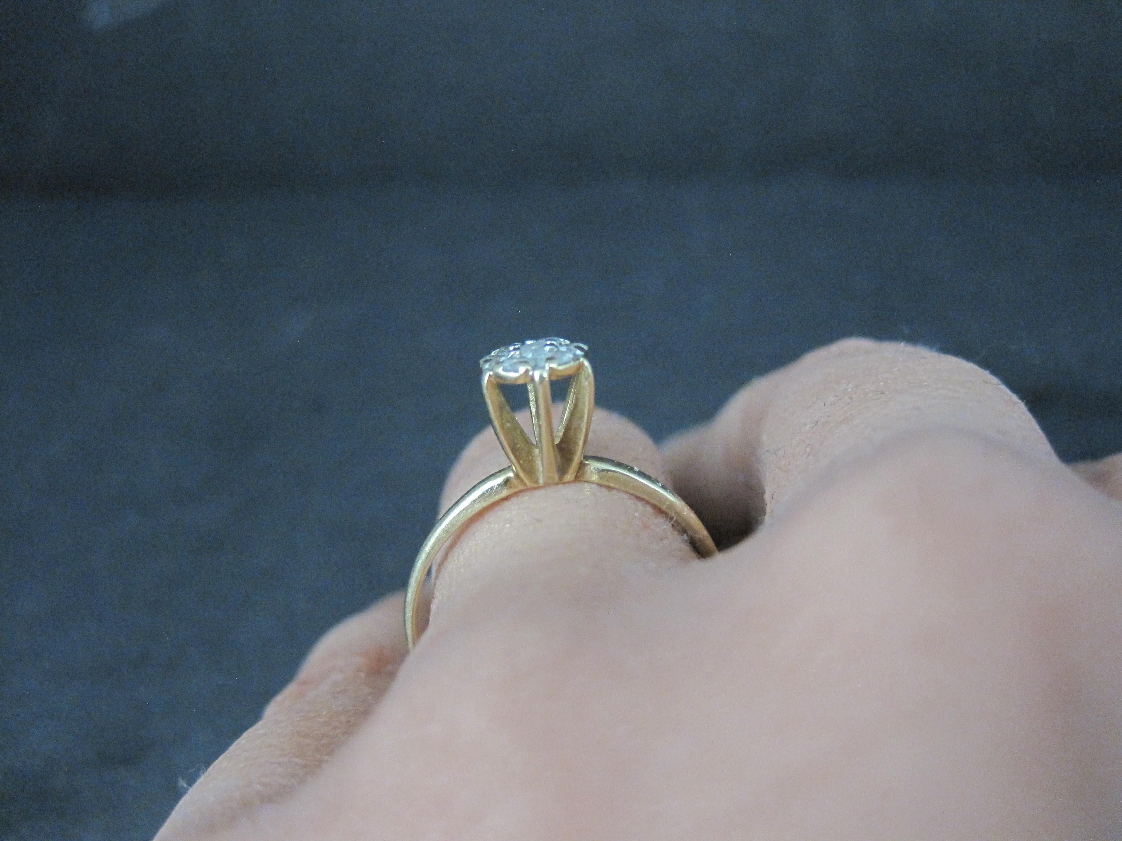 Dainty Vintage 10K hochgefasster Diamant-Cluster-Ring Größe 6 im Angebot 4