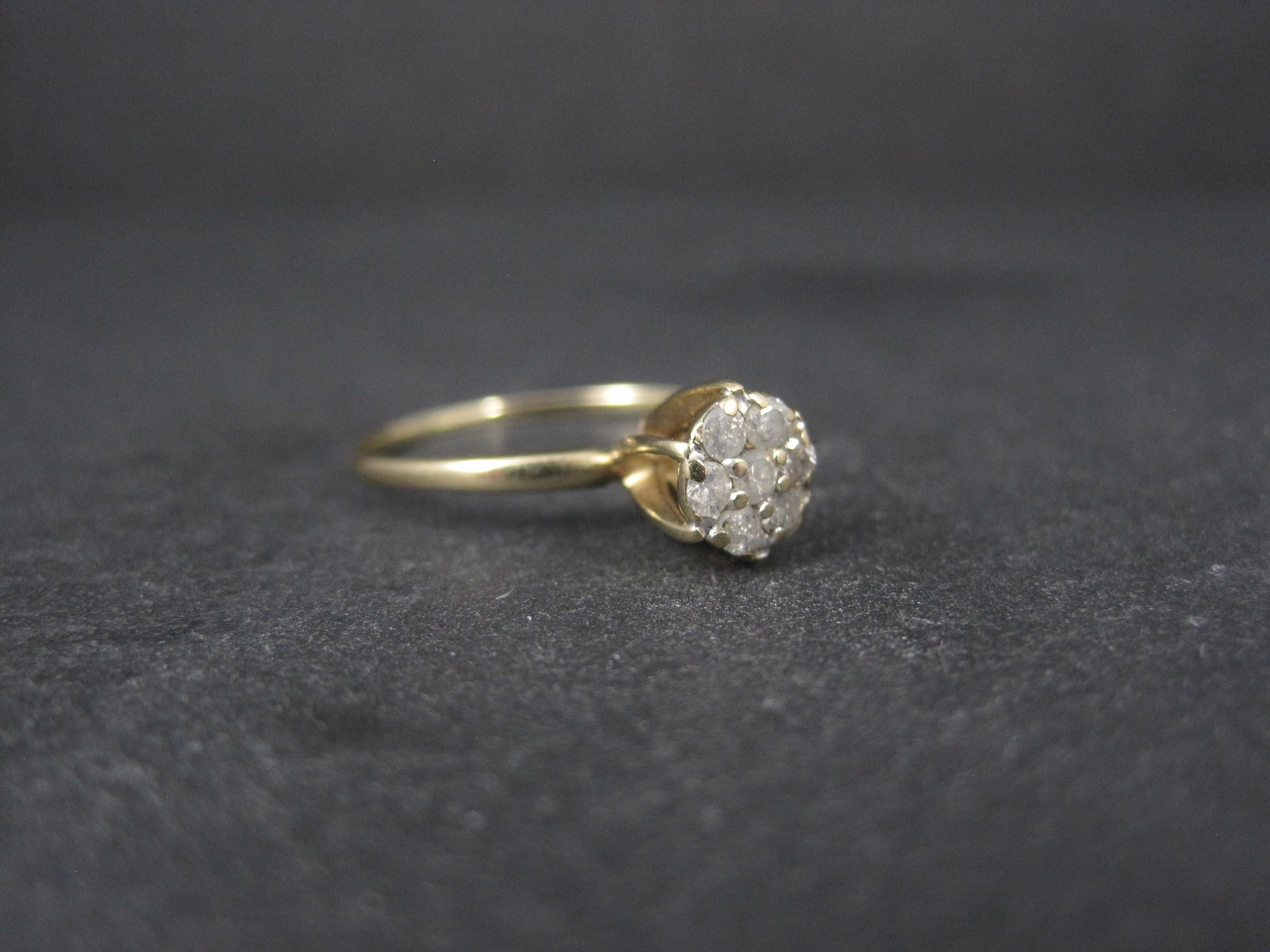 Dainty Vintage 10K hochgefasster Diamant-Cluster-Ring Größe 6 (Art déco) im Angebot