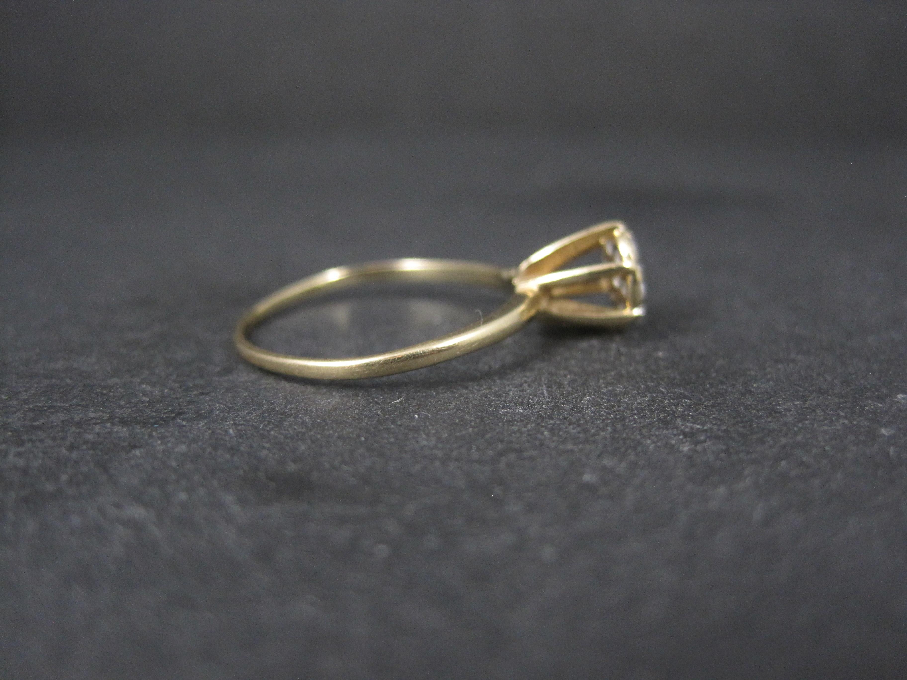 Dainty Vintage 10K hochgefasster Diamant-Cluster-Ring Größe 6 (Rundschliff) im Angebot