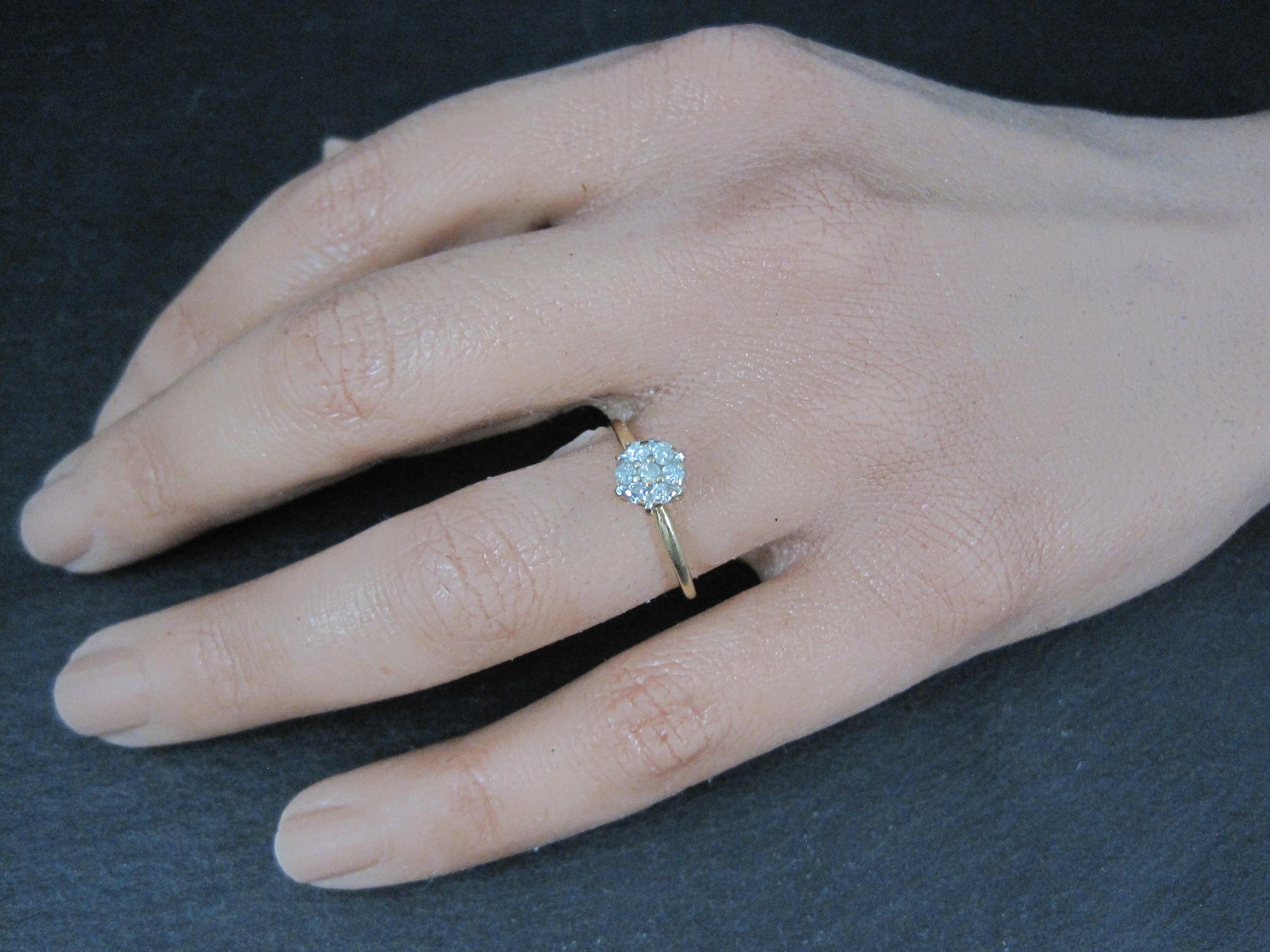Dainty Vintage 10K hochgefasster Diamant-Cluster-Ring Größe 6 im Angebot 1