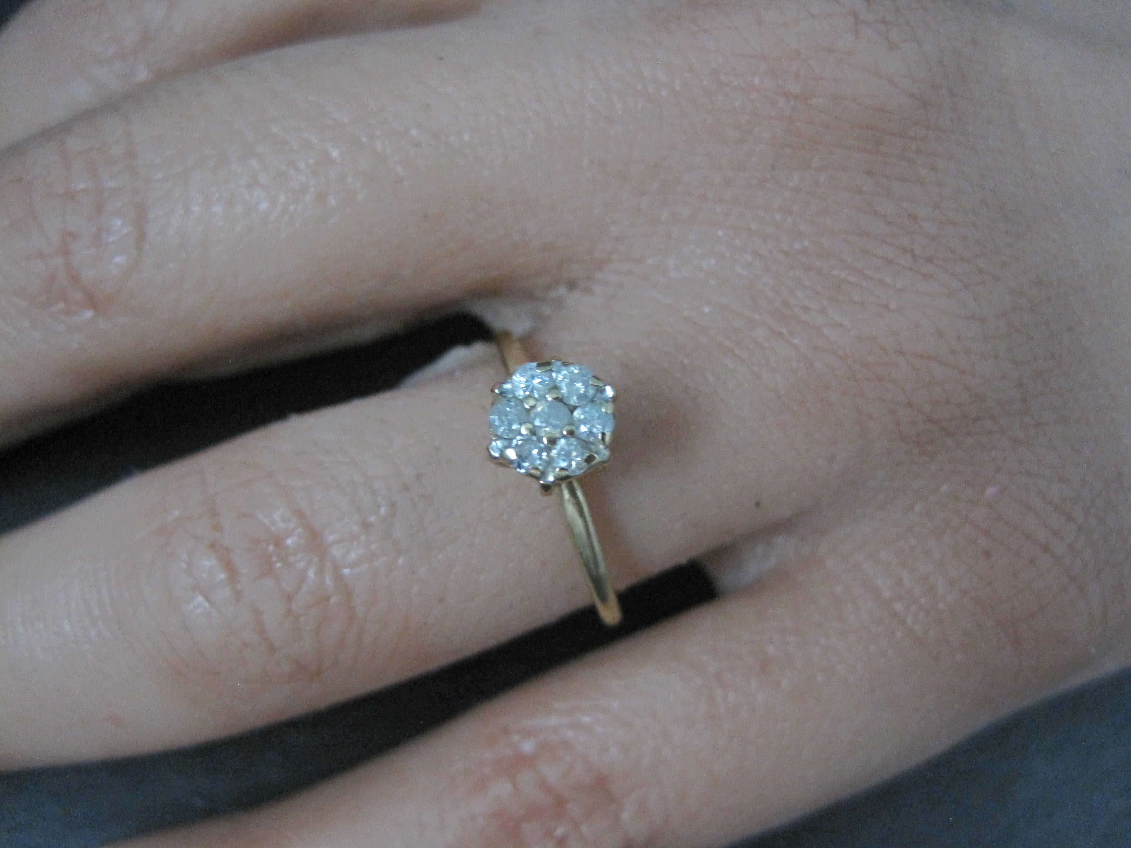 Dainty Vintage 10K hochgefasster Diamant-Cluster-Ring Größe 6 im Angebot 2