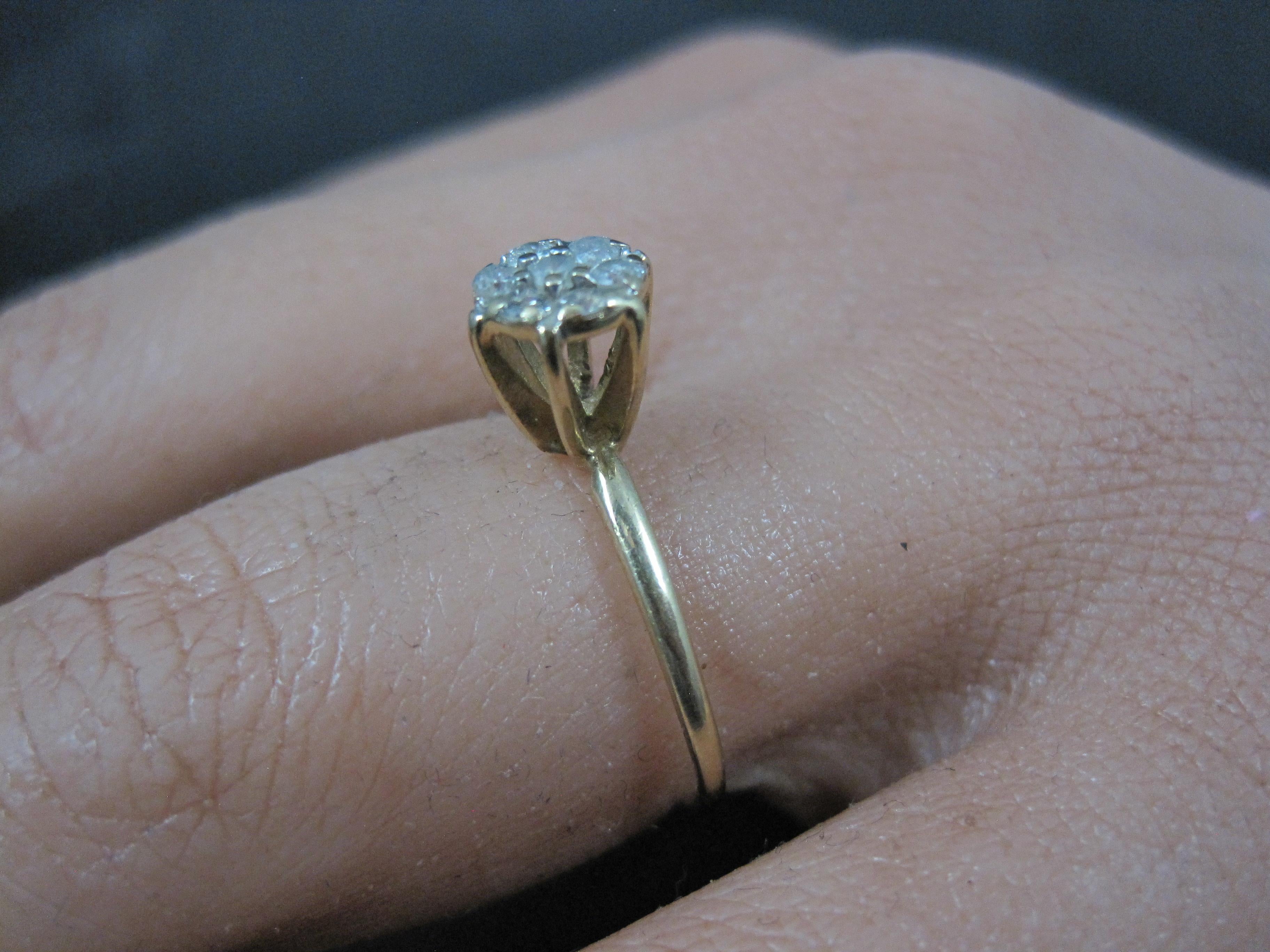 Dainty Vintage 10K hochgefasster Diamant-Cluster-Ring Größe 6 im Angebot 3