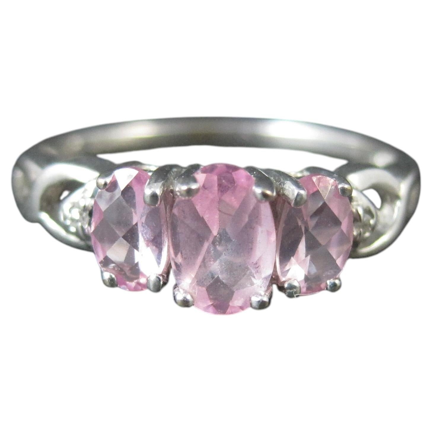 Delicado Anillo de Topacio Rosa de Oro Blanco de 10 K con Detalles de Diamante, Talla 7