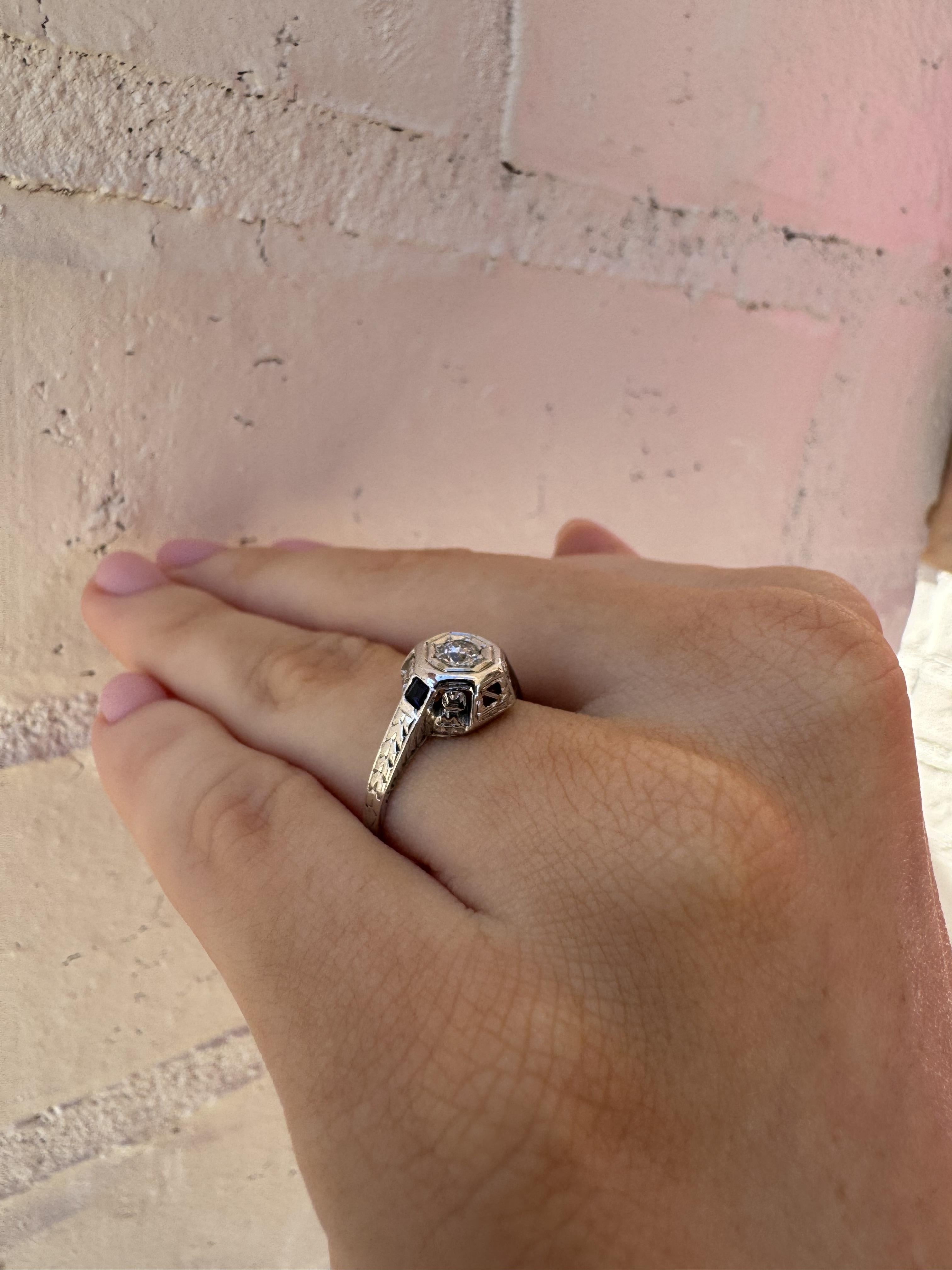 Taille vieille Europe Dainty Vintage Diamond & Sapphire Bague Belias en vente