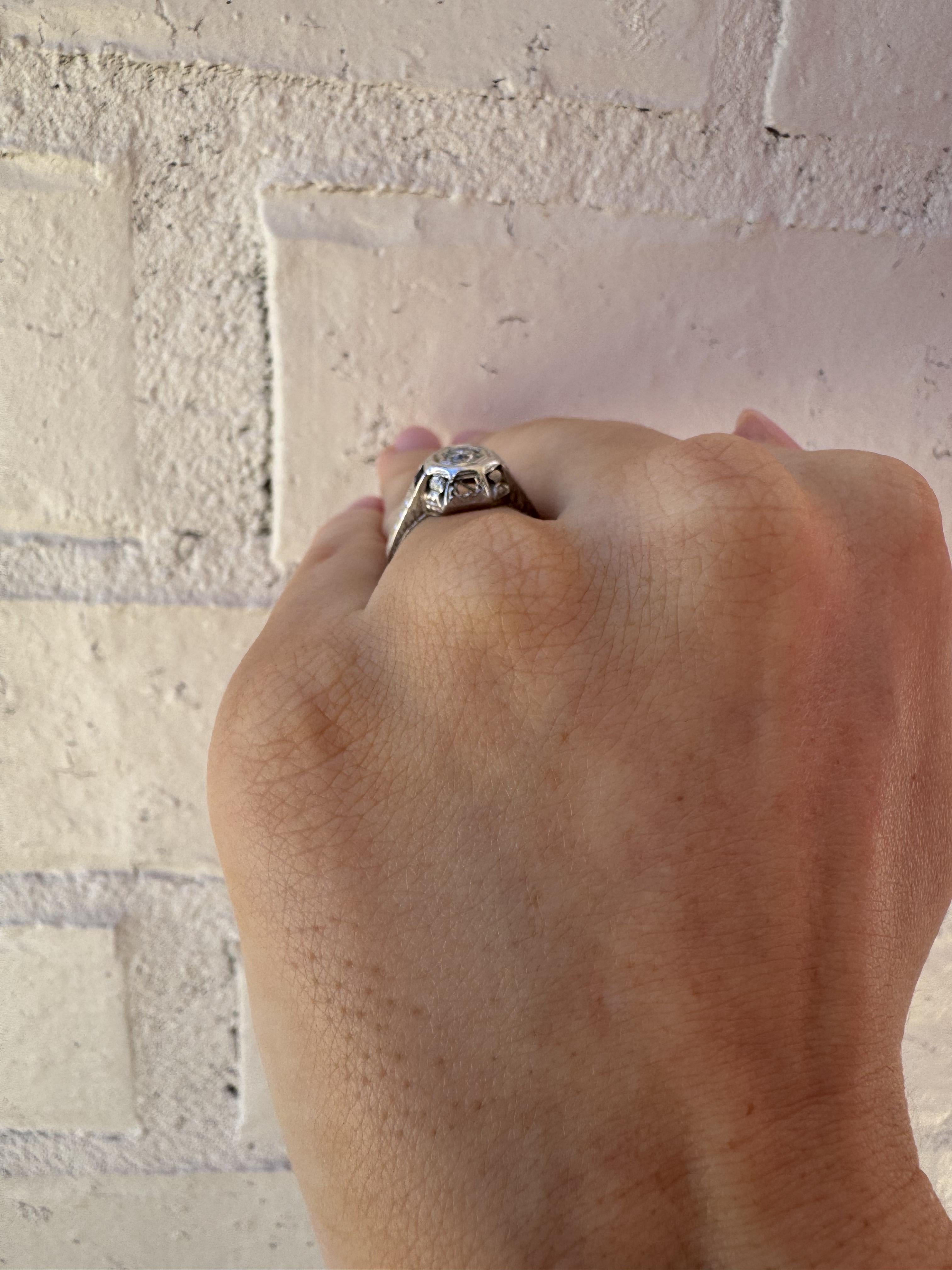 Dainty Vintage Diamond & Sapphire Bague Belias Bon état - En vente à Montgomery, AL