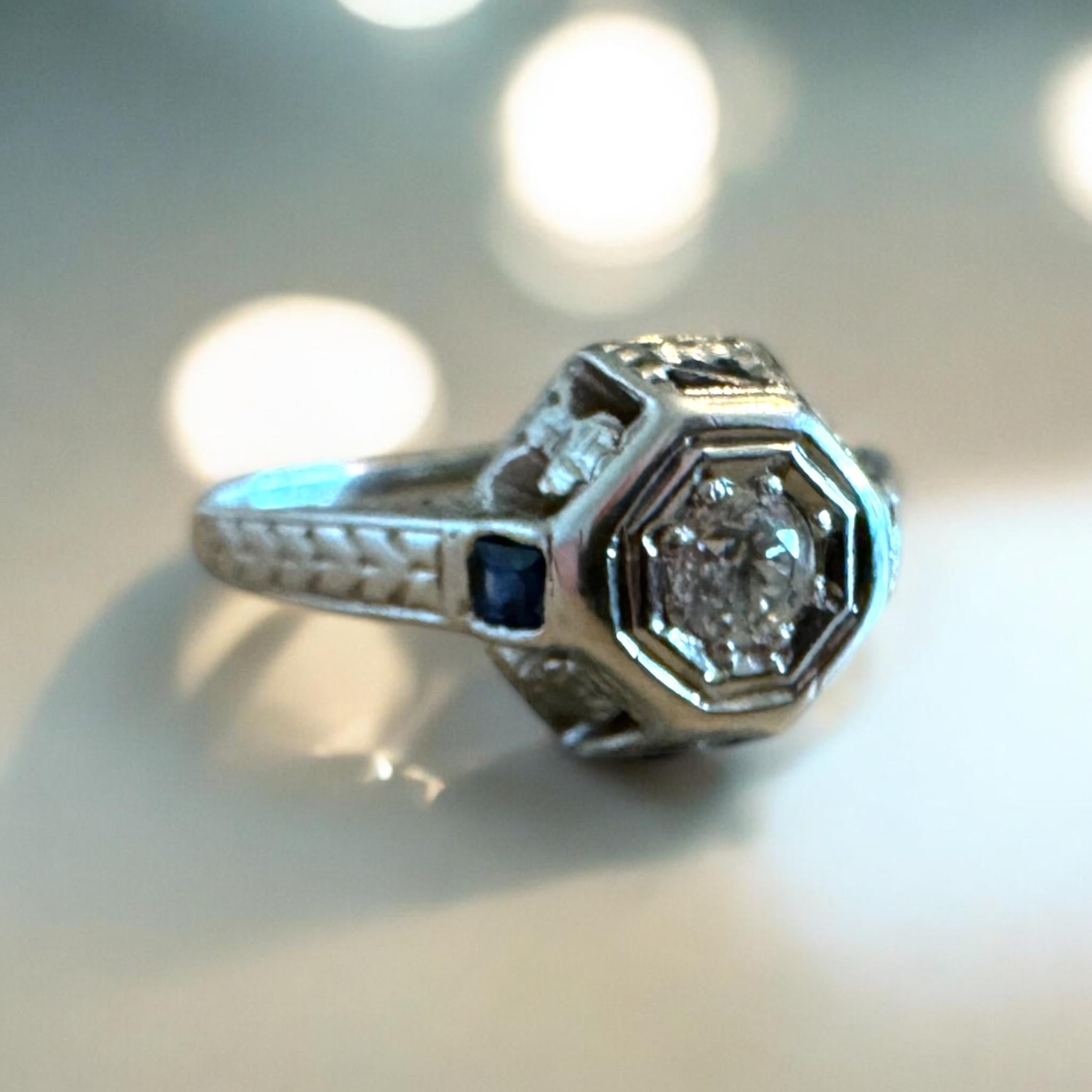 Dainty Vintage Diamond & Sapphire Bague Belias en vente 4
