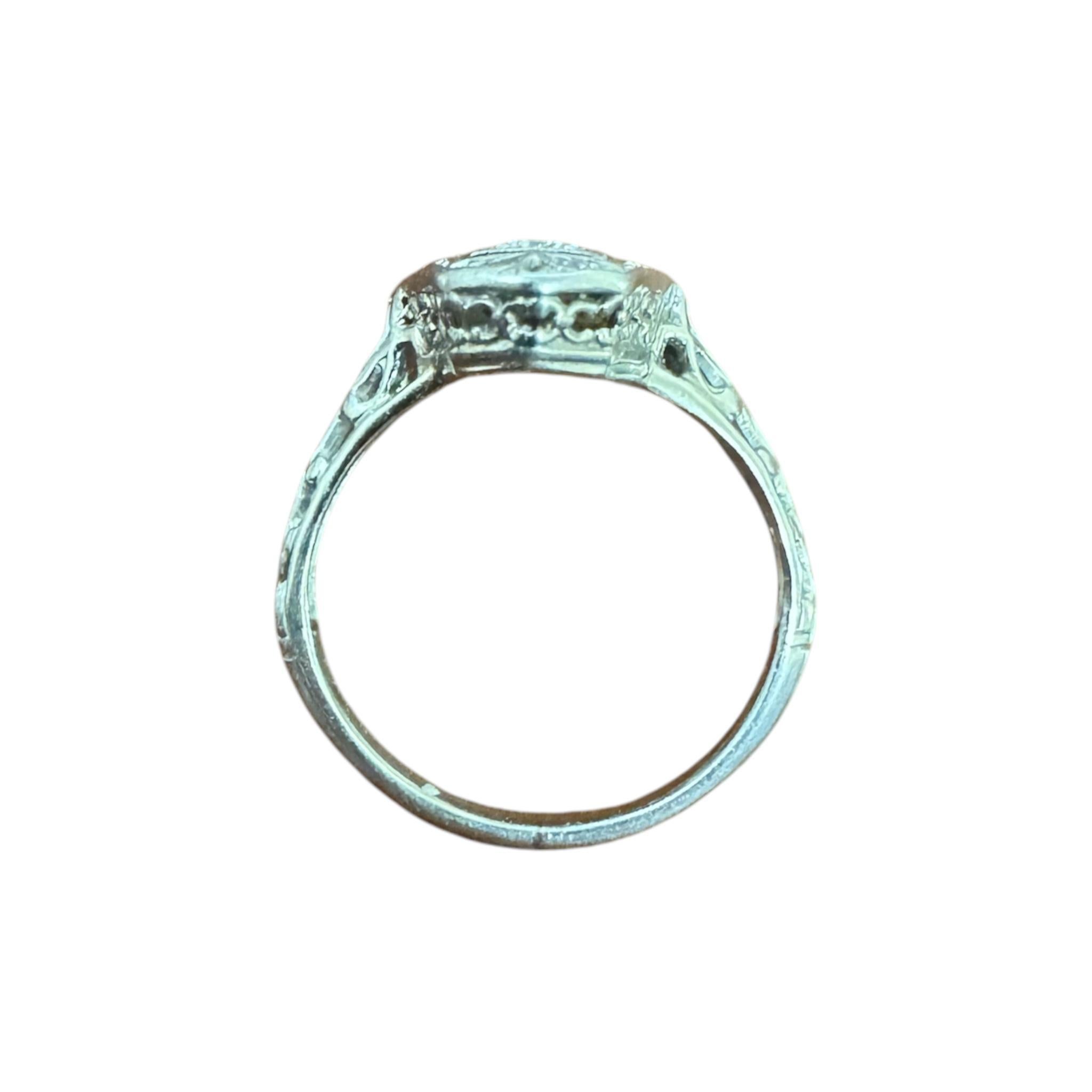 Dainty Vintage Platinum Sapphire & Diamond Cocktail Ring en vente 4