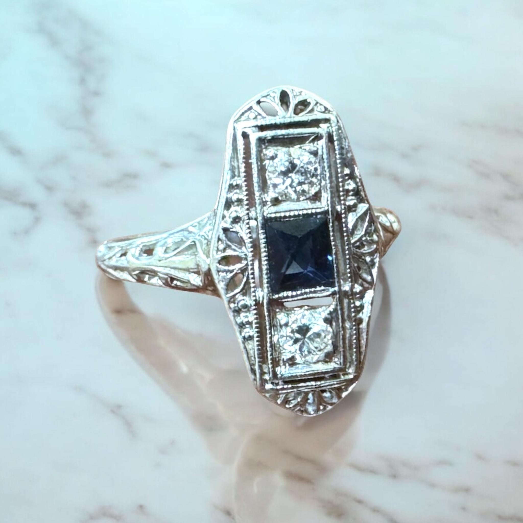 Nous adorons cette douce et délicate beauté vintage !

Détails de l'anneau
Matériau : Platine
Époque : Art déco 1920 - 1940
Longueur de la tête : 15,7 mm
Hauteur de la tête : 3,5 mm
Largeur de la tige : 1,6 mm
Poids : 3,5 grammes
Taille du doigt : 3