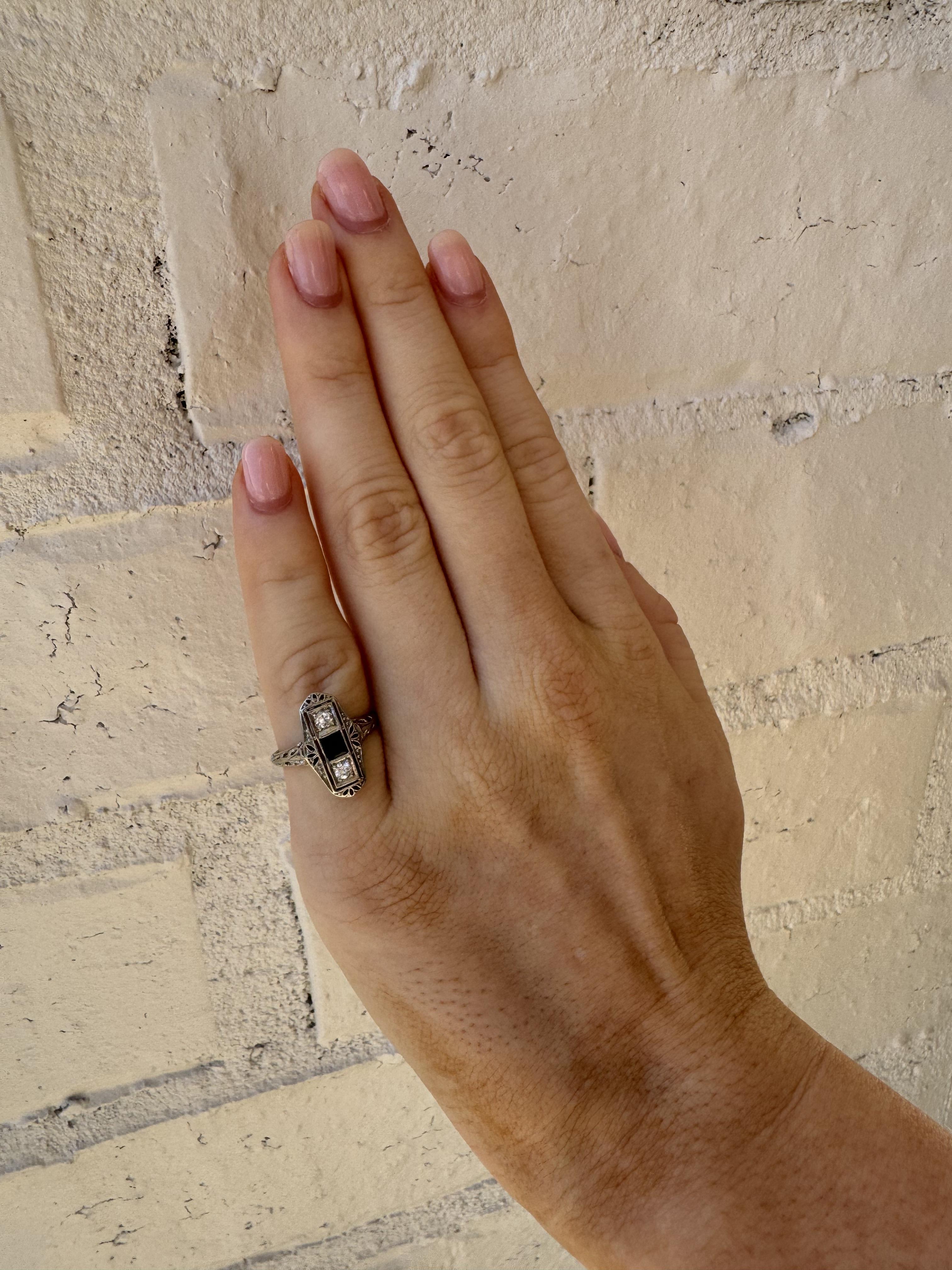 Art déco Dainty Vintage Platinum Sapphire & Diamond Cocktail Ring en vente