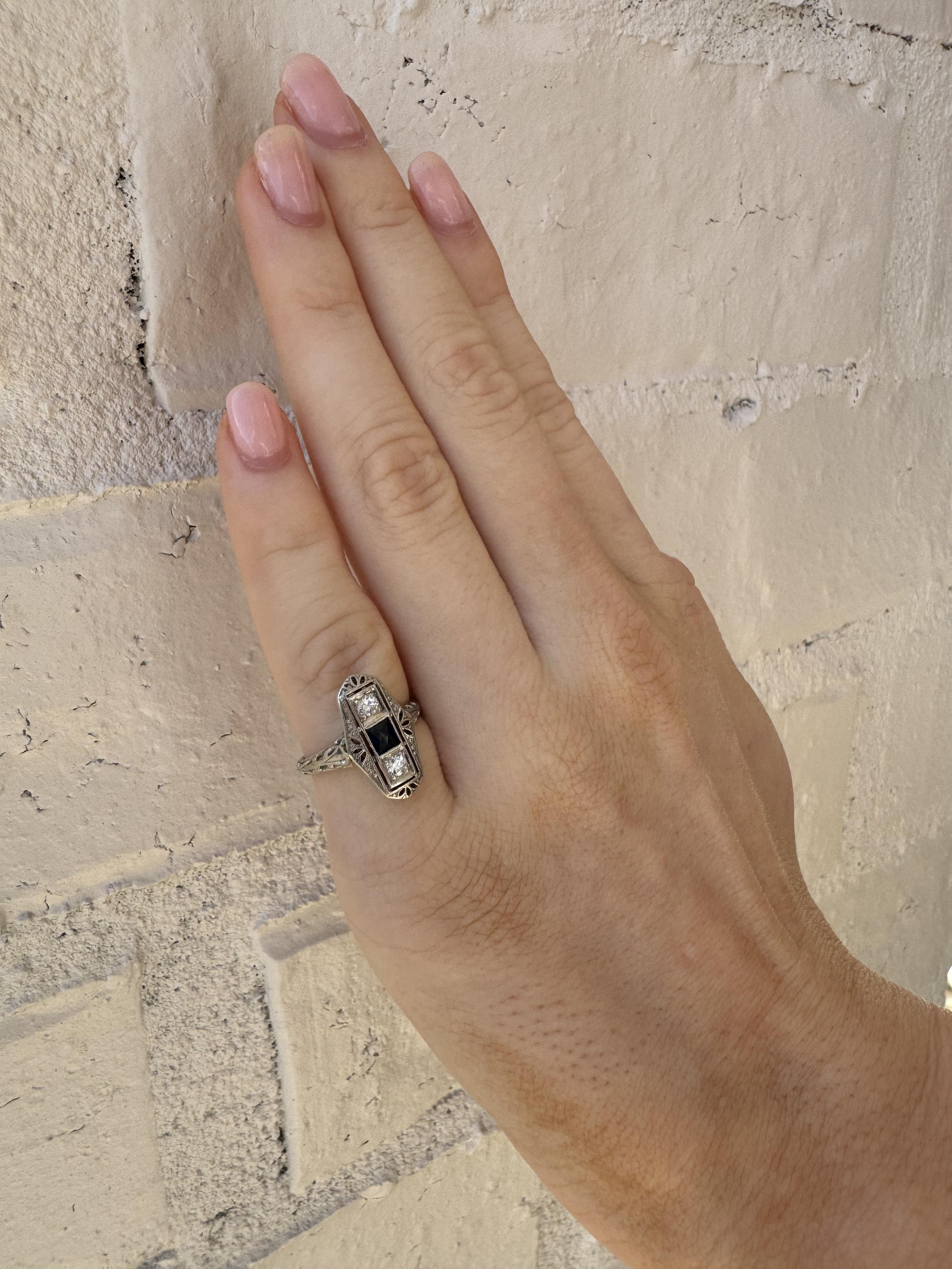 Taille française Dainty Vintage Platinum Sapphire & Diamond Cocktail Ring en vente